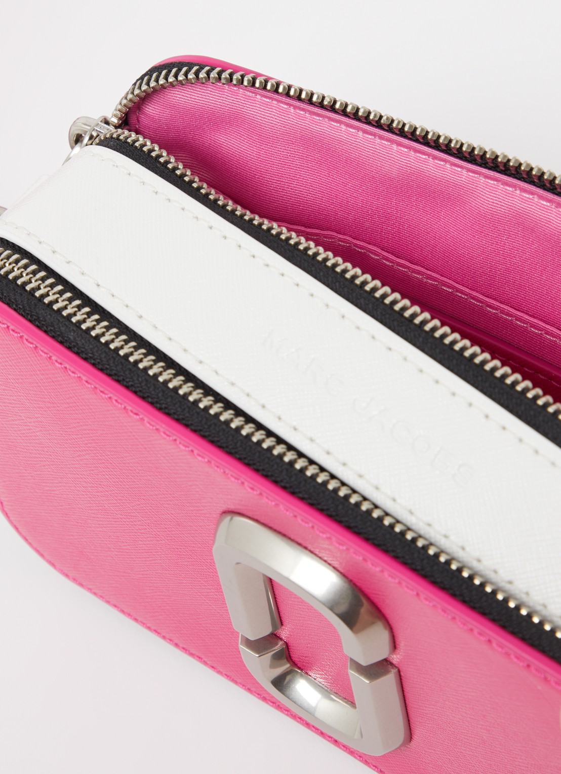 Marc Jacobs The Snapshot crossbodytas van leer - detail 2 donkerroze