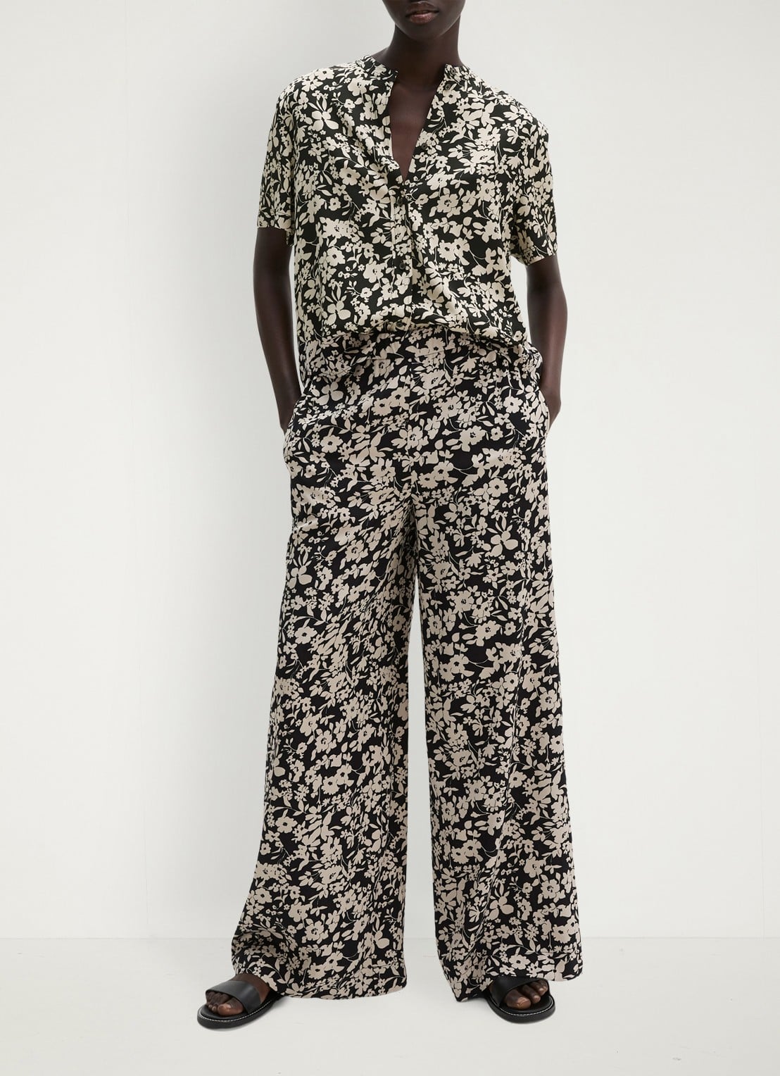 Marc O'Polo Blouse met bloemenprint - voorkant 5 black_multi_04-0096 / zwart