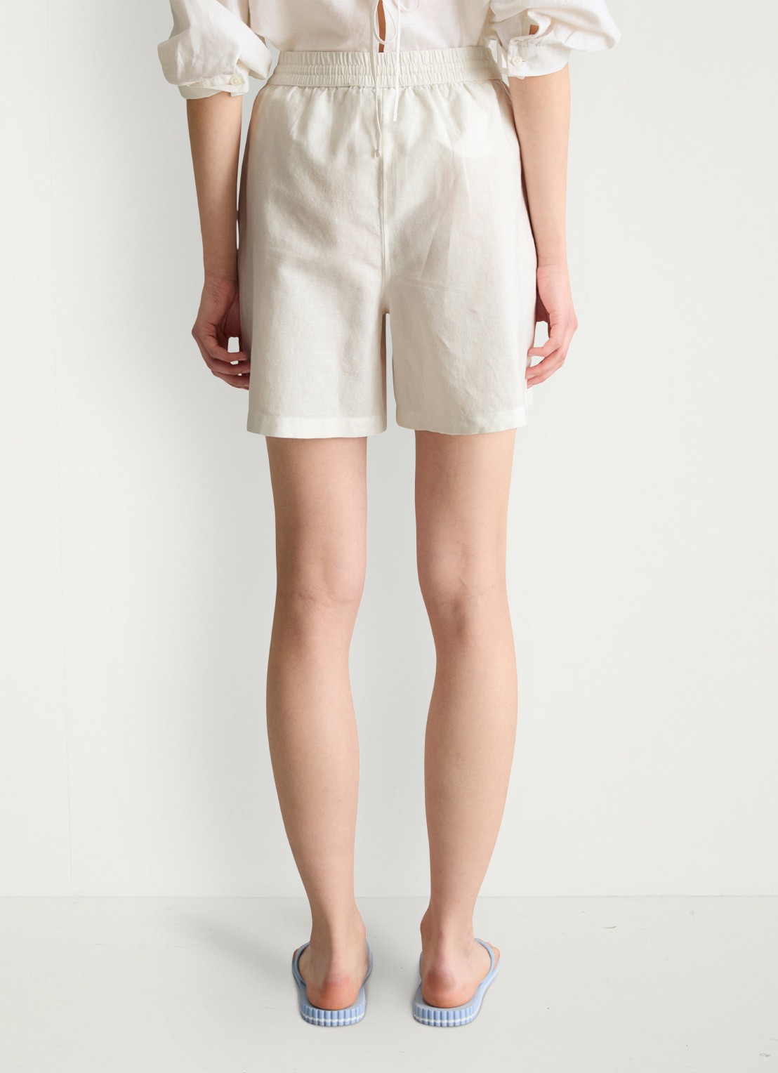 Marc O'Polo Denim High waist wide fit korte broek met steekzakken - achterkant 3 silky white-1183 / wit