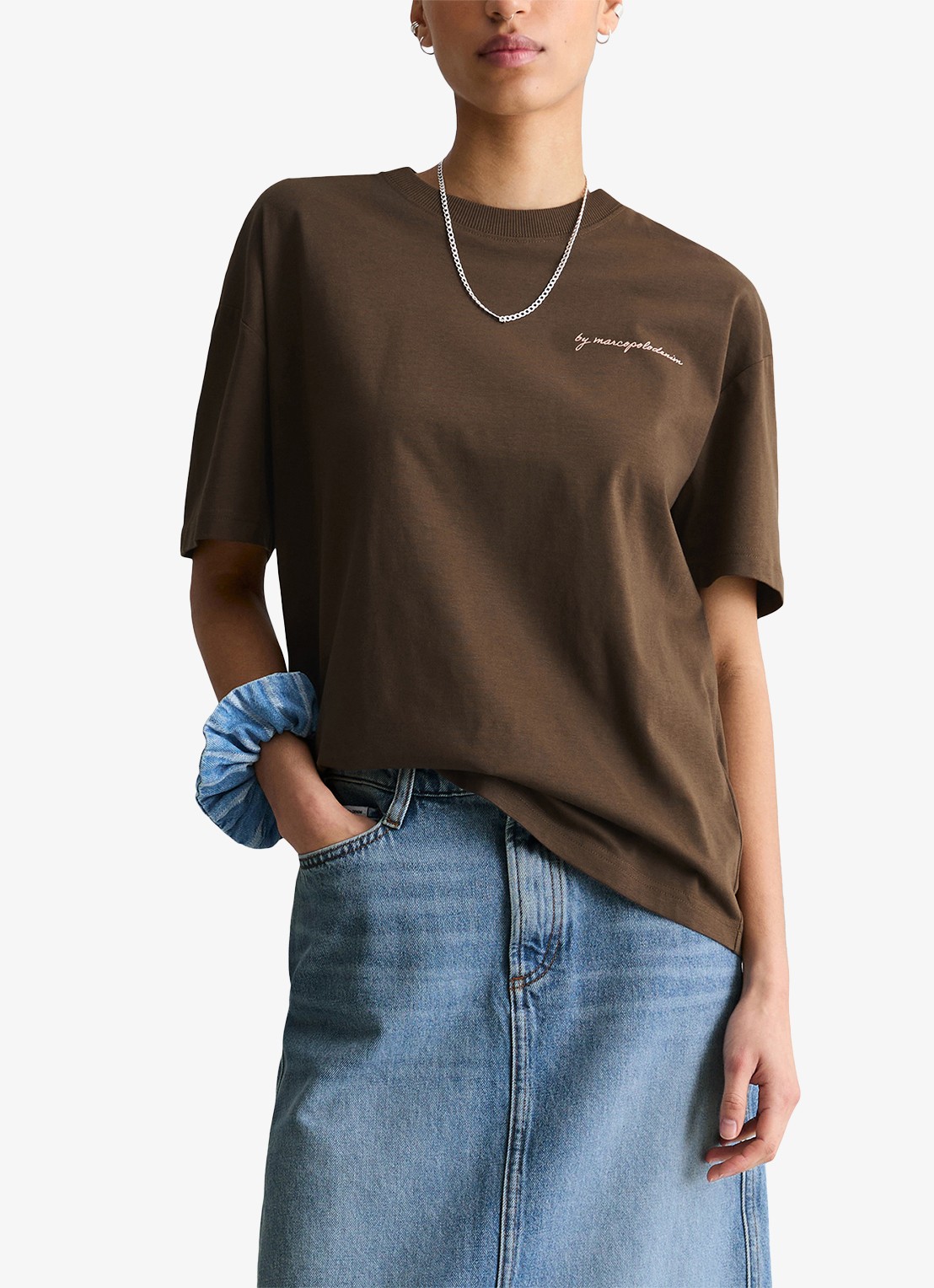 Marc O'Polo Denim T-shirt met logo- en backprint - detail 3 bruin