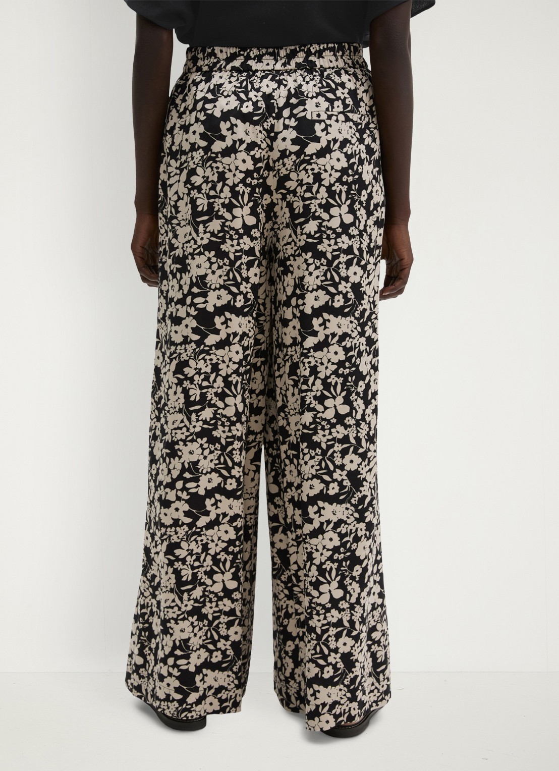 Marc O'Polo High waist wide fit broek met bloemenprint - achterkant 3 black multi 03 / zwart