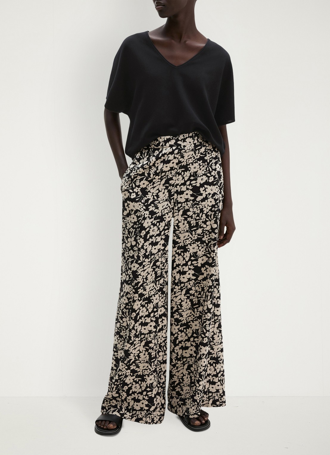 Marc O'Polo High waist wide fit broek met bloemenprint - voorkant 2 black multi 03 / zwart