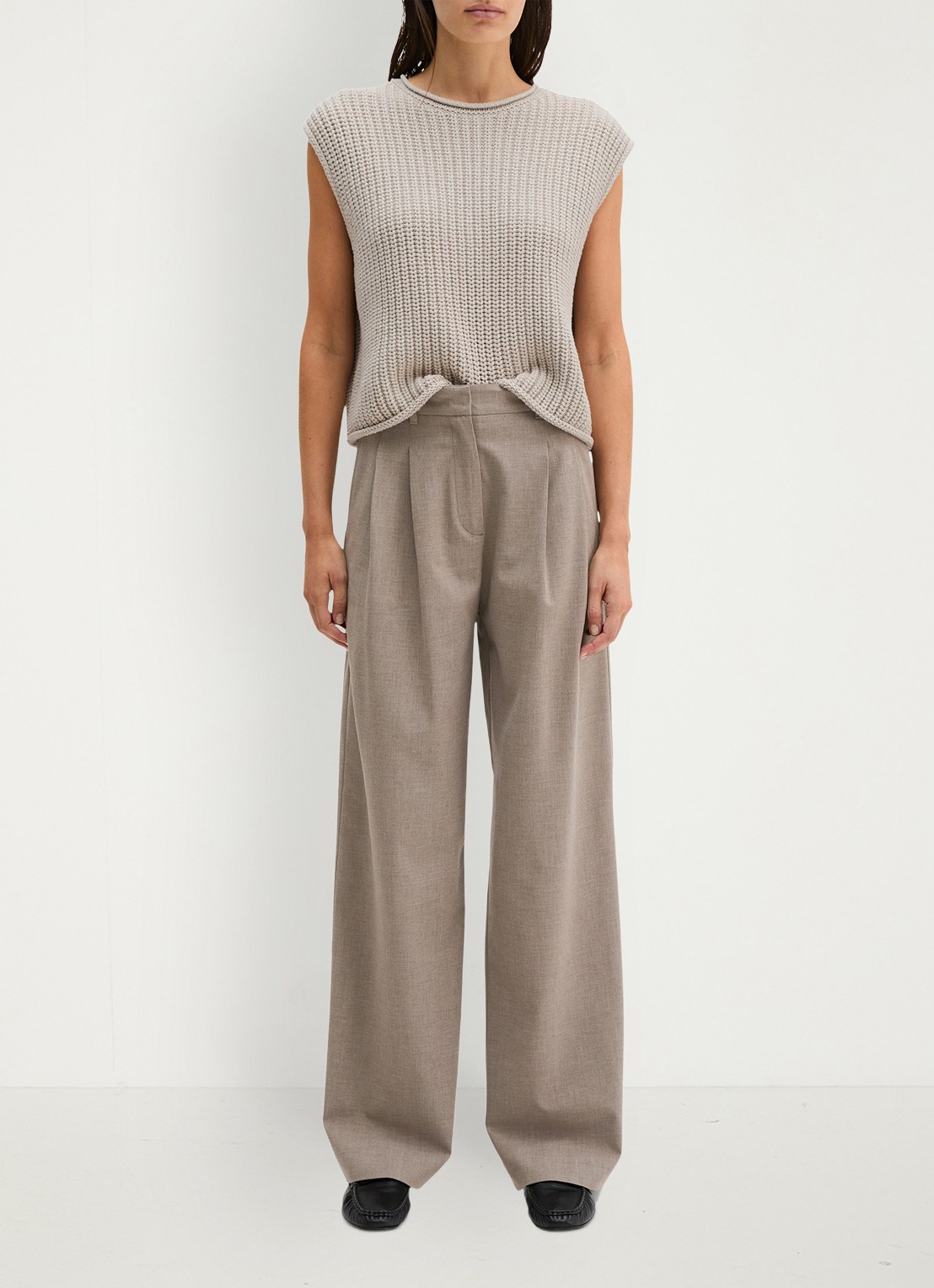 Marc O'Polo High waist wide fit pantalon met steekzakken - voorkant 3 lichtbruin