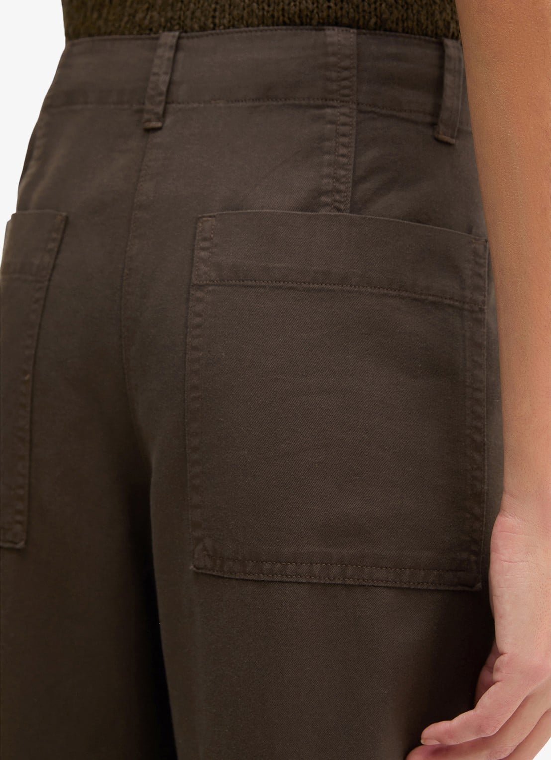 Marc O'Polo Loose fit broek met steekzakken - detail 3 donkerbruin
