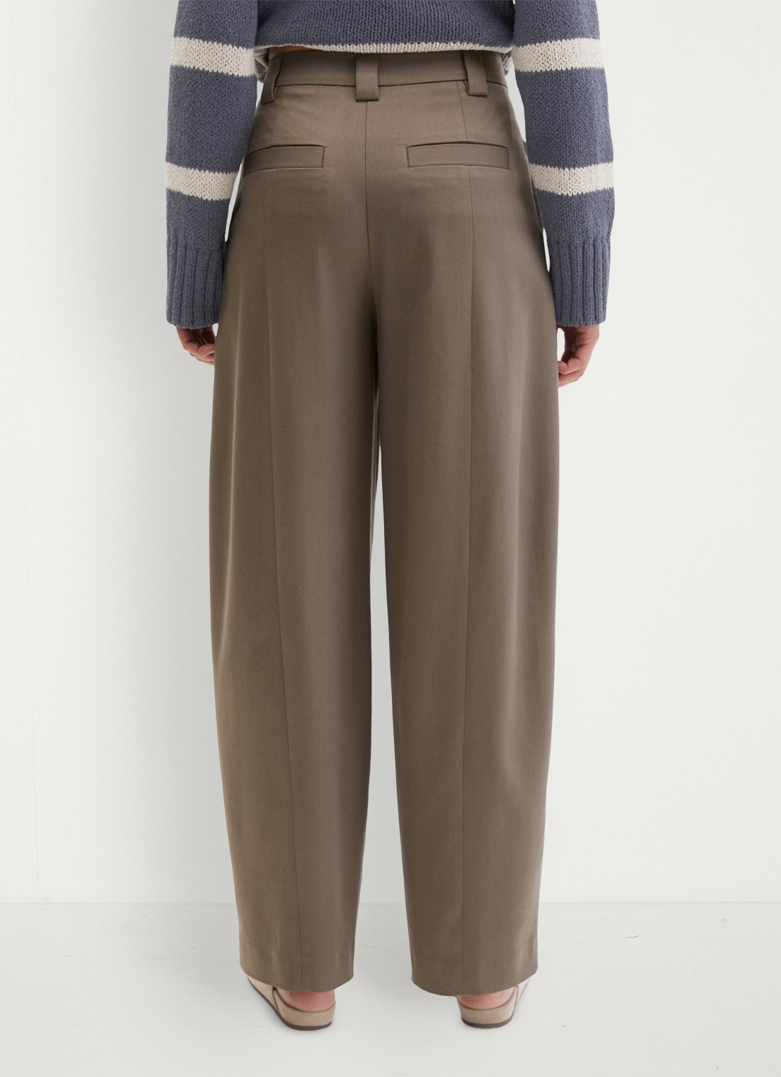 Marc O'Polo Loose fit pantalon met steekzakken - achterkant 5 bruin