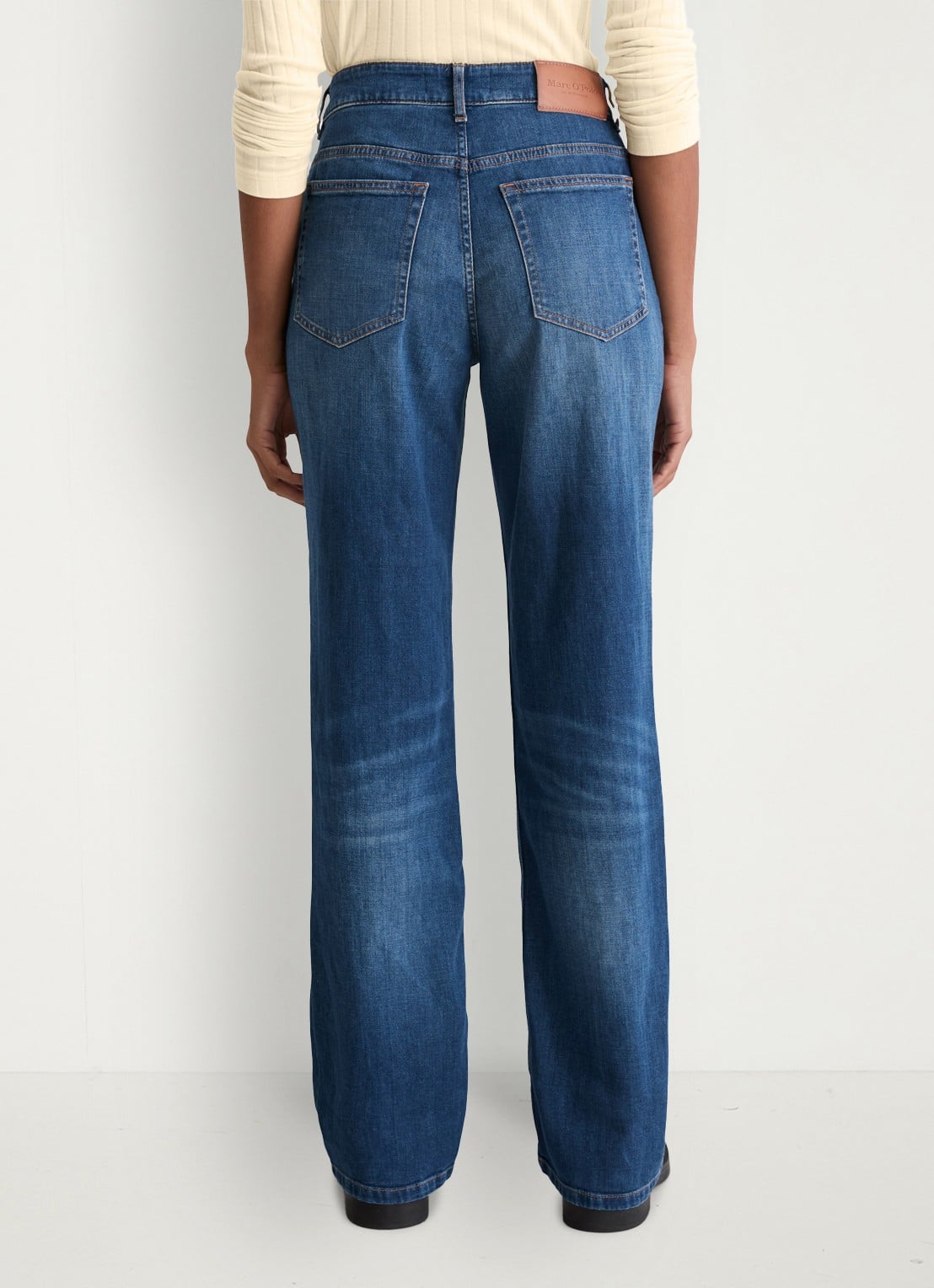 Marc O'Polo Mid waist flared jeans met medium wassing - achterkant 3 denim