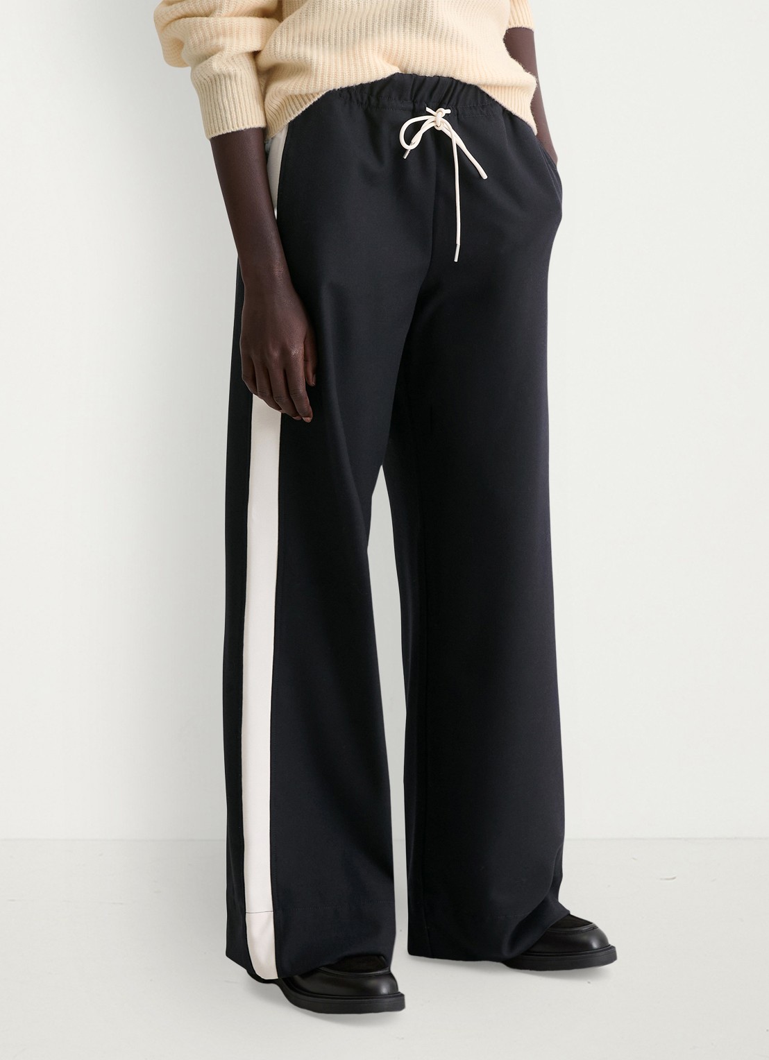 Marc O'Polo Mid waist wide fit trackpants met streep detail - detail 4 donkerblauw