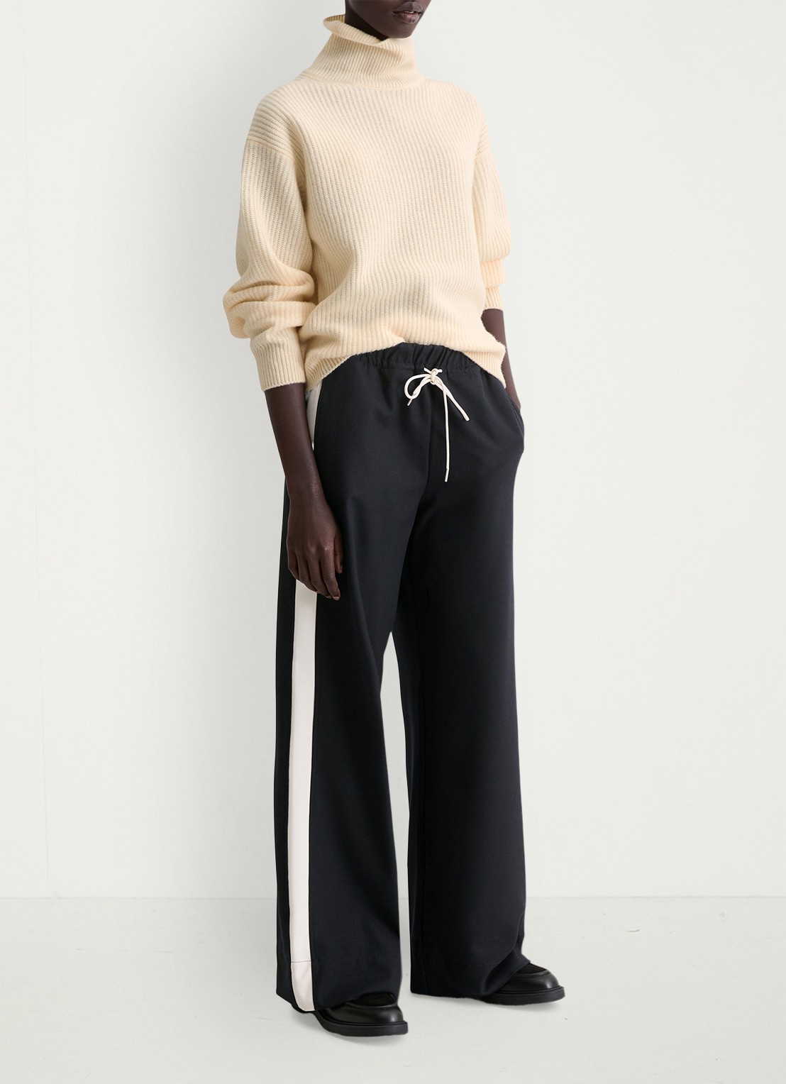 Marc O'Polo Mid waist wide fit trackpants met streep detail - voorkant 3 donkerblauw