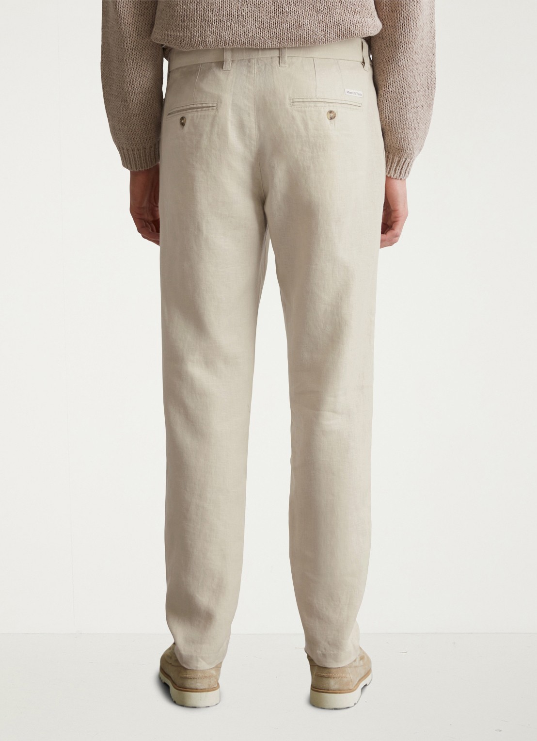 Marc O'Polo Osby tapered fit chino van linnen met plooidetail - achterkant 3 beige