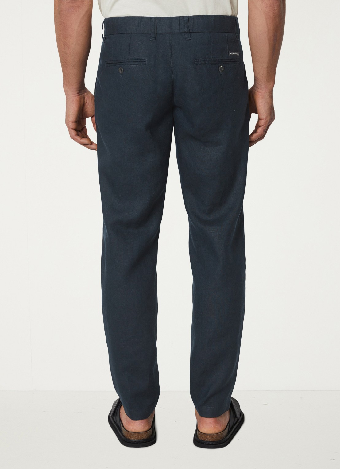 Marc O'Polo Osby tapered fit chino van linnen met plooidetail - achterkant donkerblauw