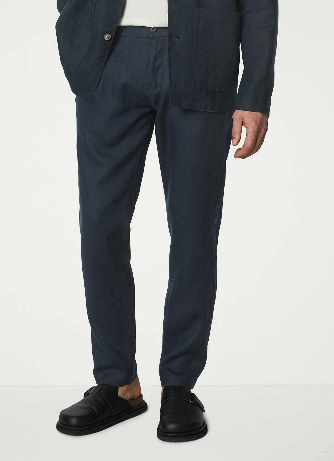 Marc O'Polo Osby tapered fit chino van linnen met plooidetail - detail 3 donkerblauw