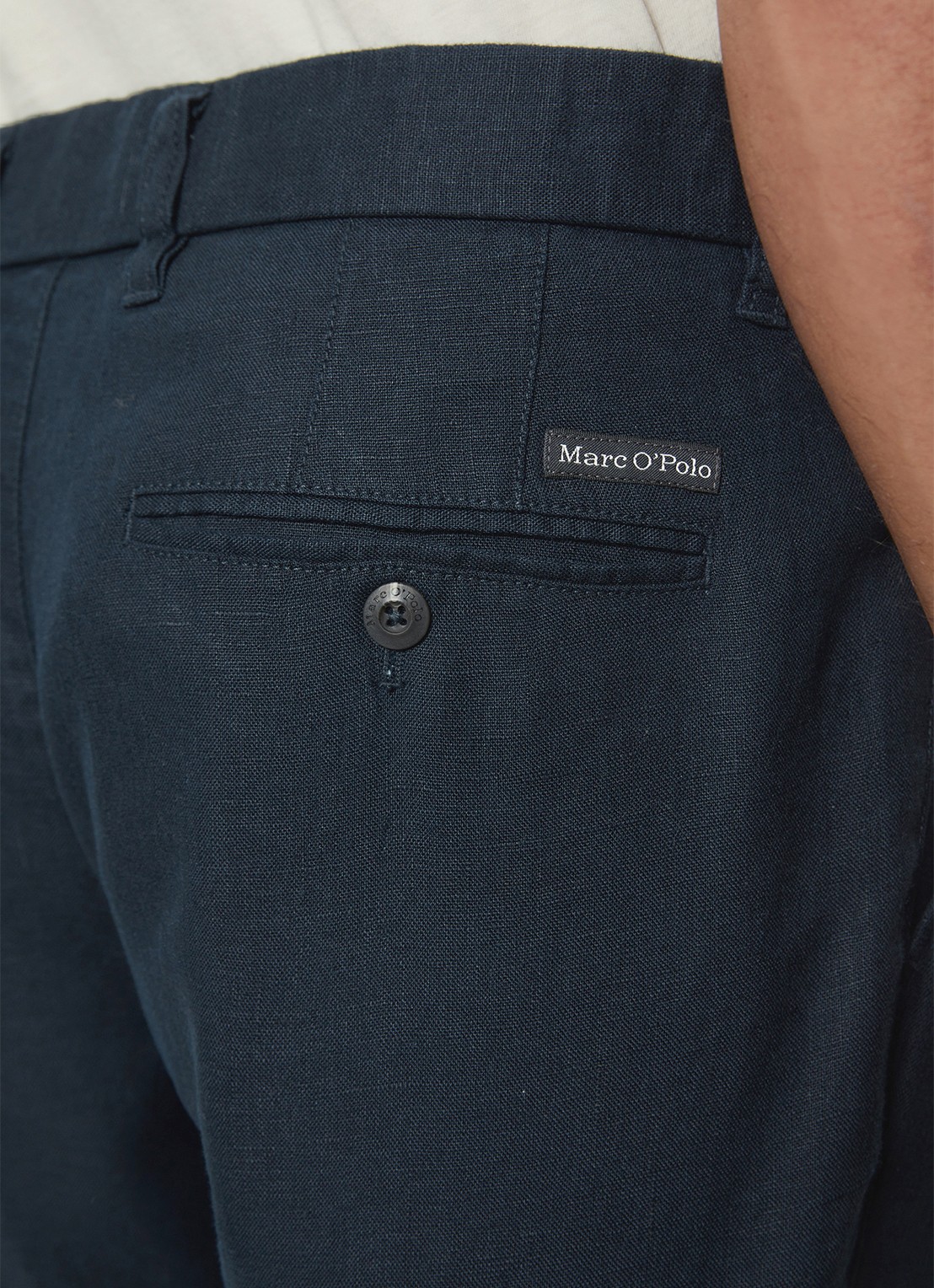 Marc O'Polo Osby tapered fit chino van linnen met plooidetail - detail 4 donkerblauw
