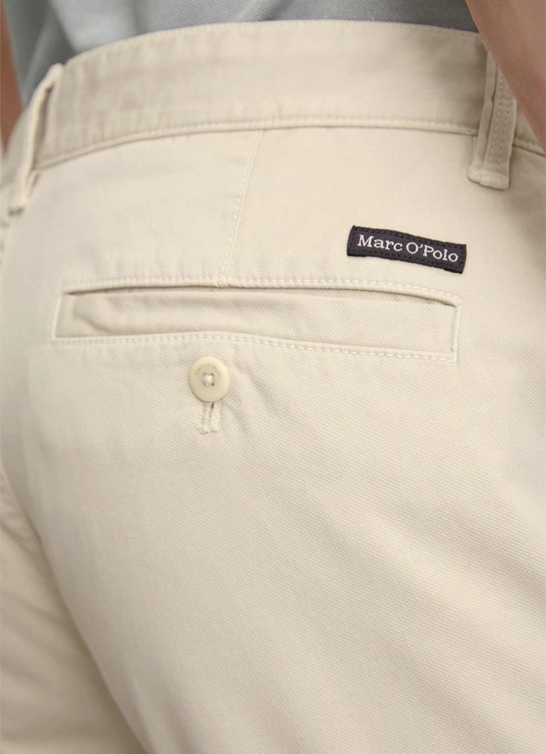 Marc O'Polo Stig shaped fit chino met stretch - detail 4 lichtgrijs