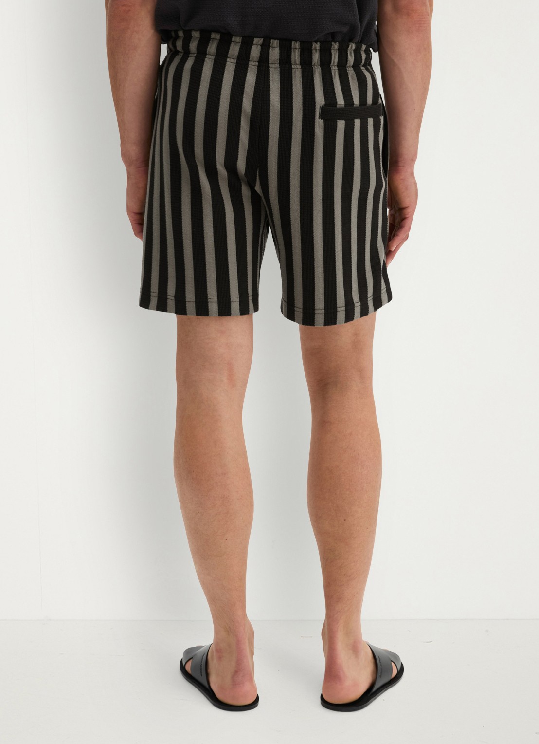 Marc O'Polo Straight fit korte broek met streepprint - achterkant 3 black 01-0093 / zwart