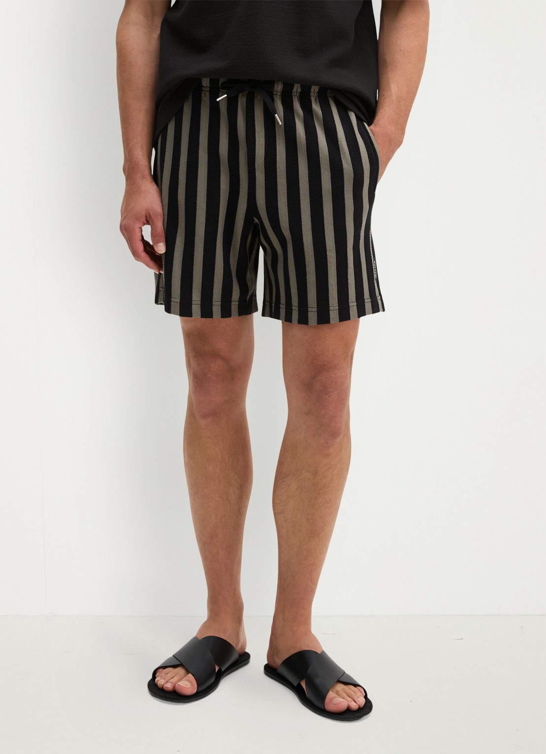Marc O'Polo Straight fit korte broek met streepprint - detail 4 black 01-0093 / zwart