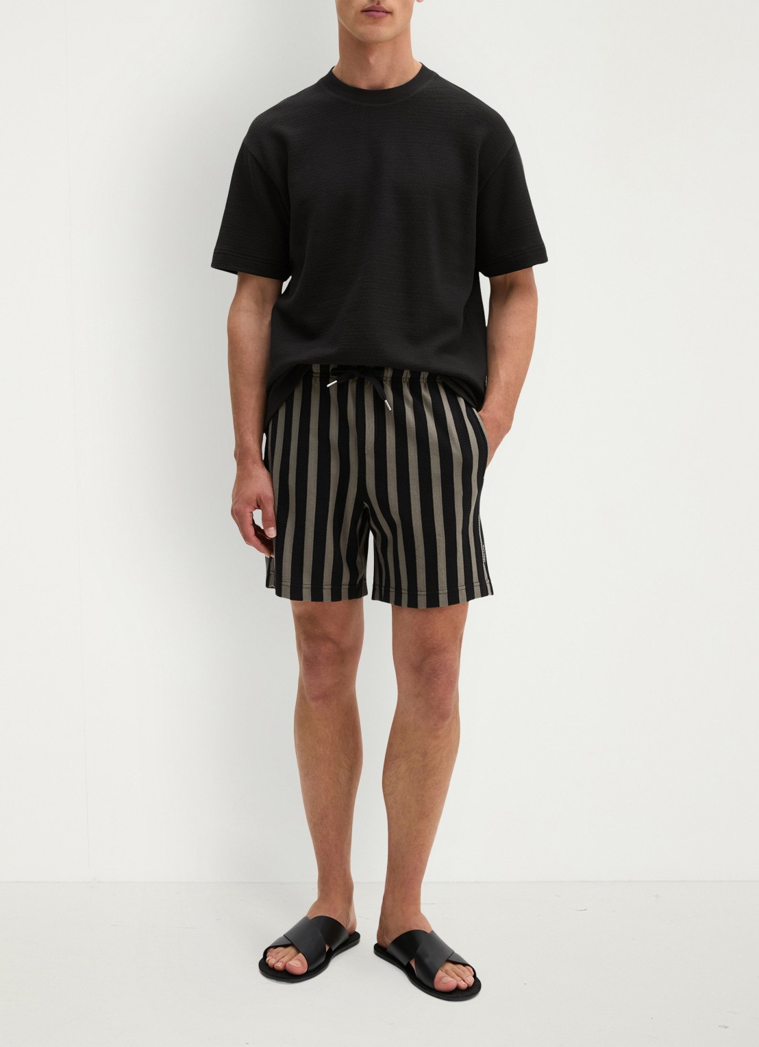 Marc O'Polo Straight fit korte broek met streepprint - voorkant 2 black 01-0093 / zwart