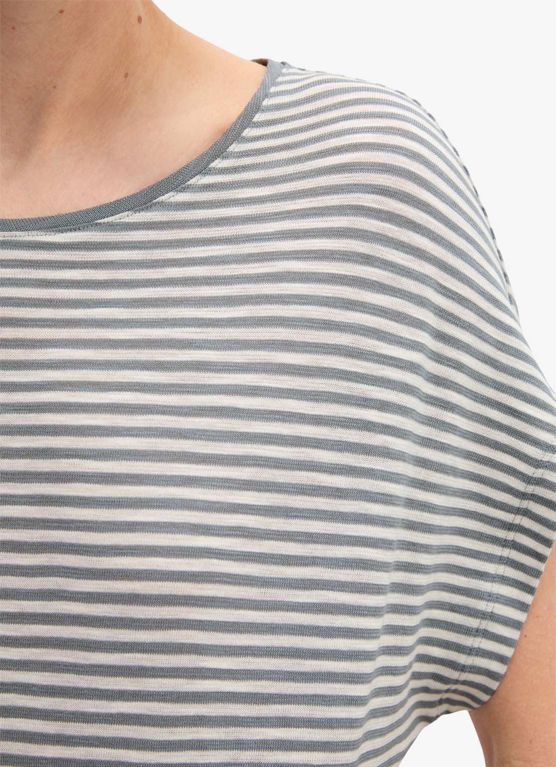 Marc O'Polo T-shirt met streepprint en vleermuismouw - detail 3 aqua-5366 / blauw