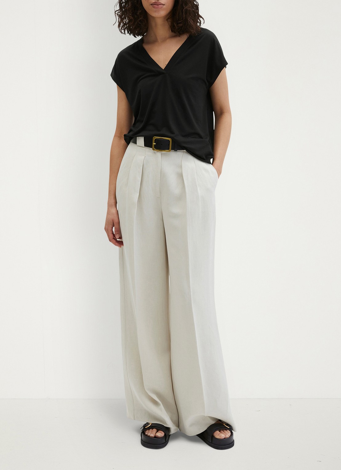 Marc O'Polo T-shirt met V-hals - voorkant 2 zwart