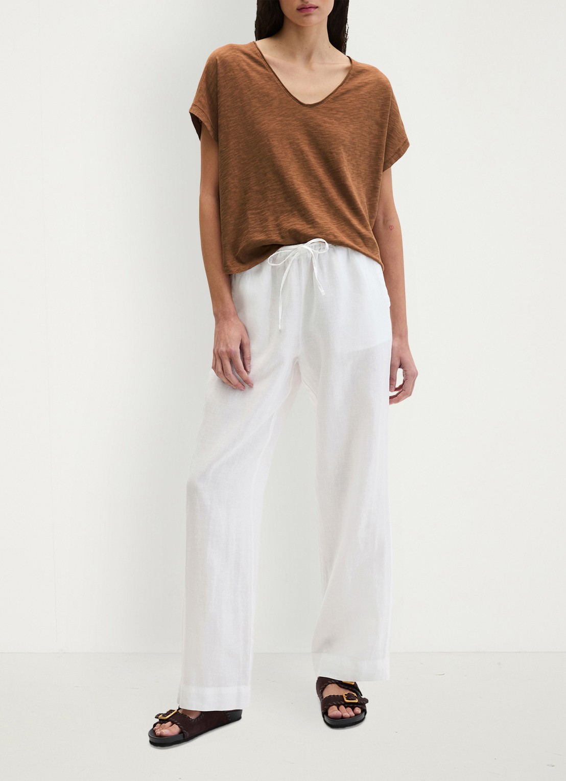 Marc O'Polo T-shirt met V-hals - voorkant 2 burnt brown-1972 / bruin