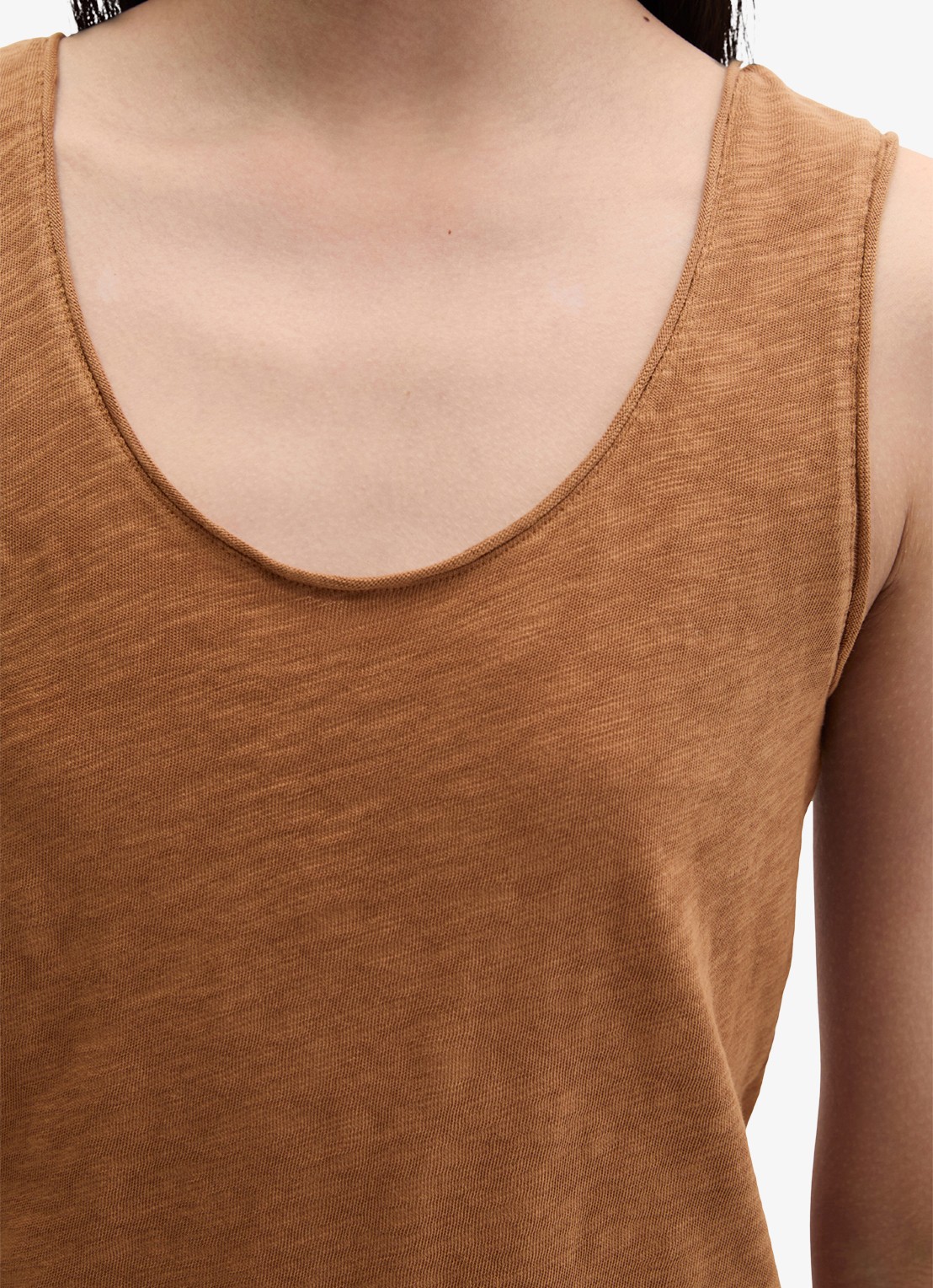 Marc O'Polo Tanktop met ronde hals - detail 2 burnt brown-1972 / bruin