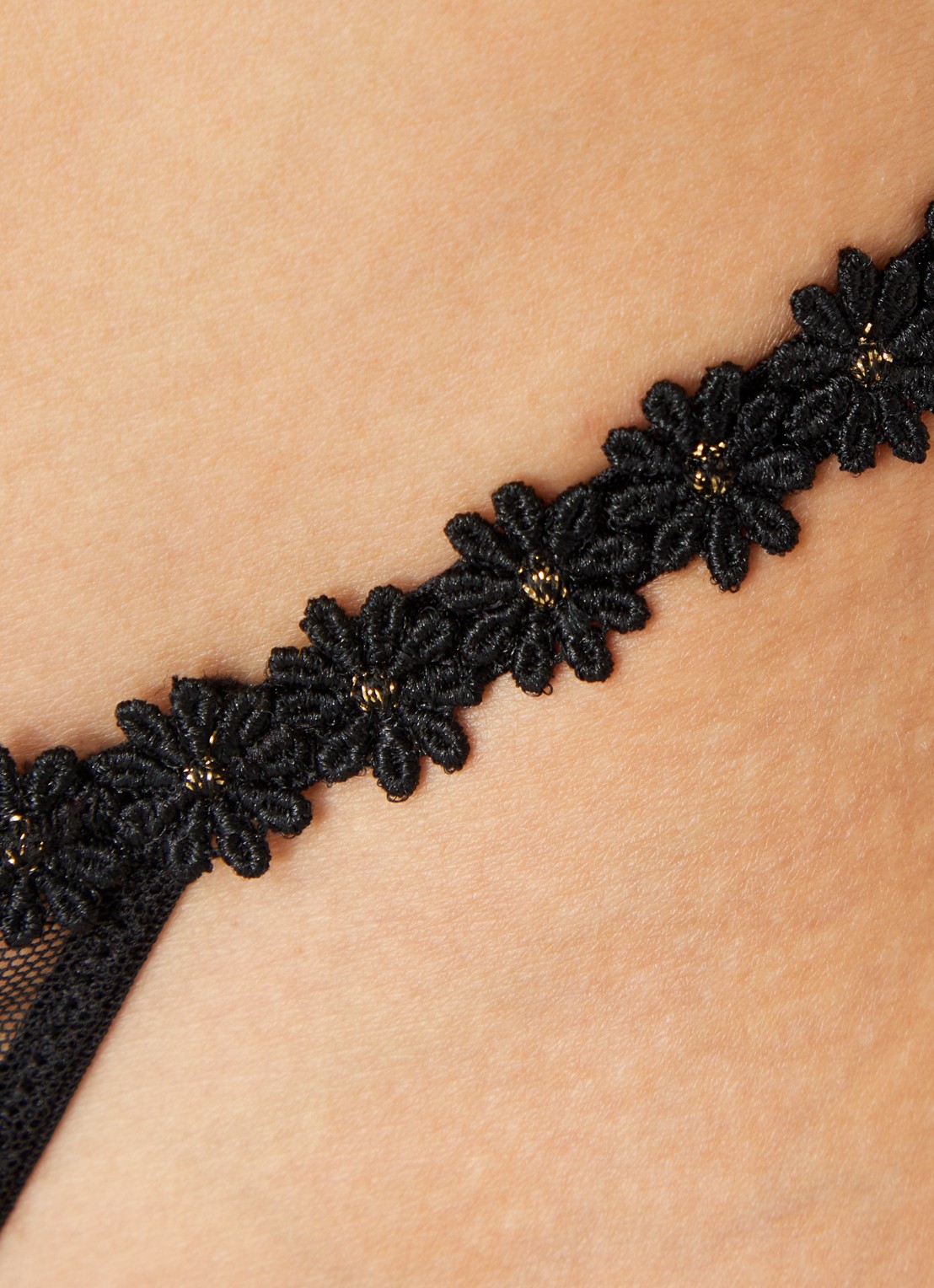 Marie Jo Daisy string van mesh met borduring - detail 2 zwart