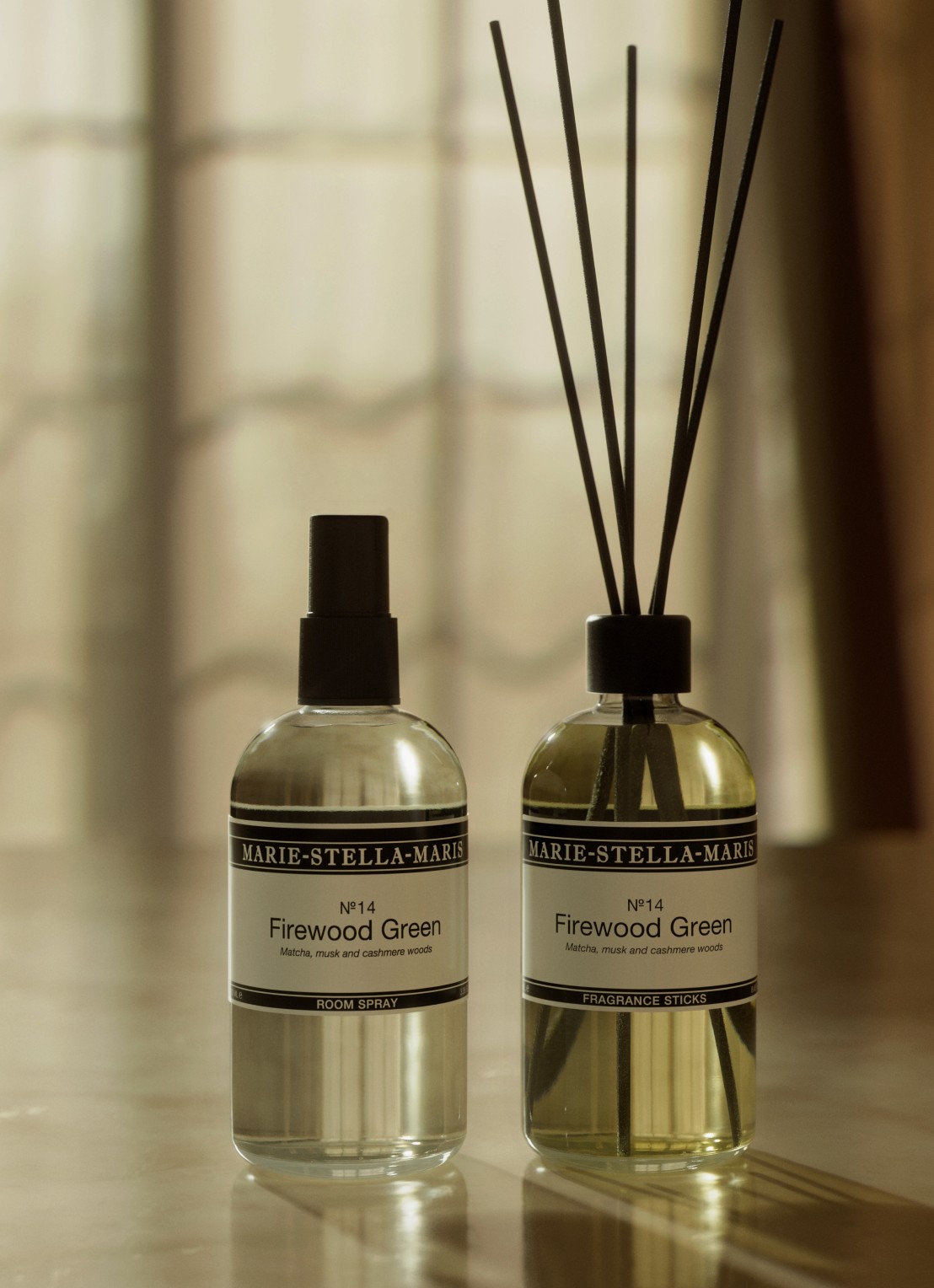 Marie-Stella-Maris No.14 Firewood Green geurstokjes en geurspray in set - voorkant 3 transparant
