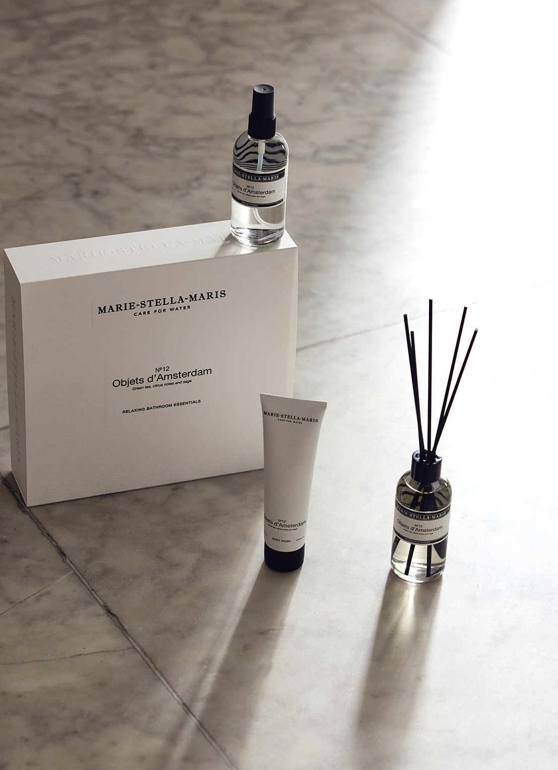 Marie-Stella-Maris Objets d'Amsterdam Bathroom Essentials Set - geuren- en verzorgingsset - voorkant 3 transparant
