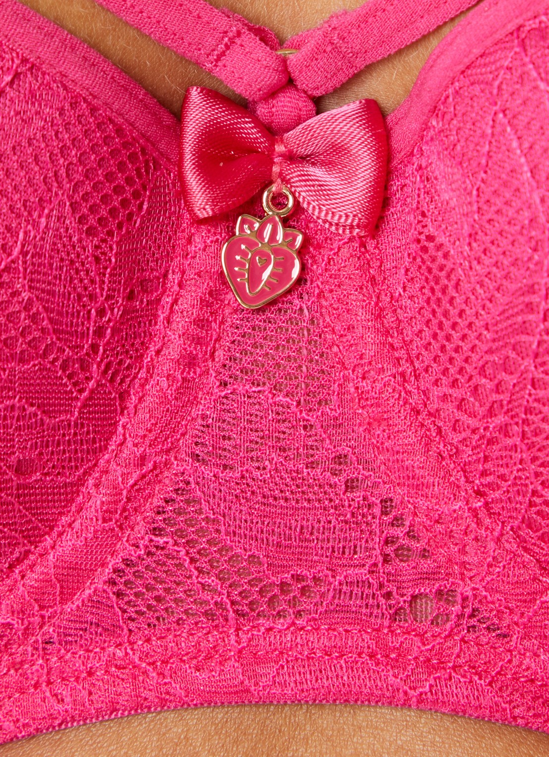 Marlies Dekkers Space Odyssey balconette bh met overlay van kant - detail 6 fuchsia
