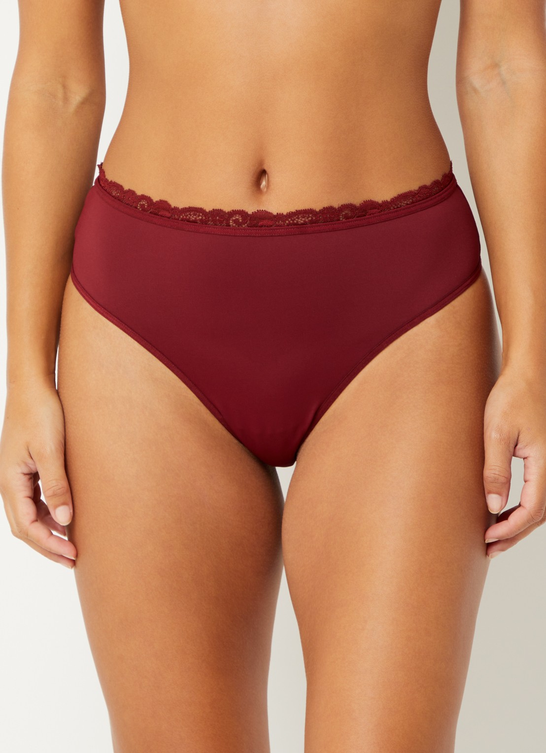 Marlies Dekkers String met overlay van mesh - voorkant 4 bordeauxrood