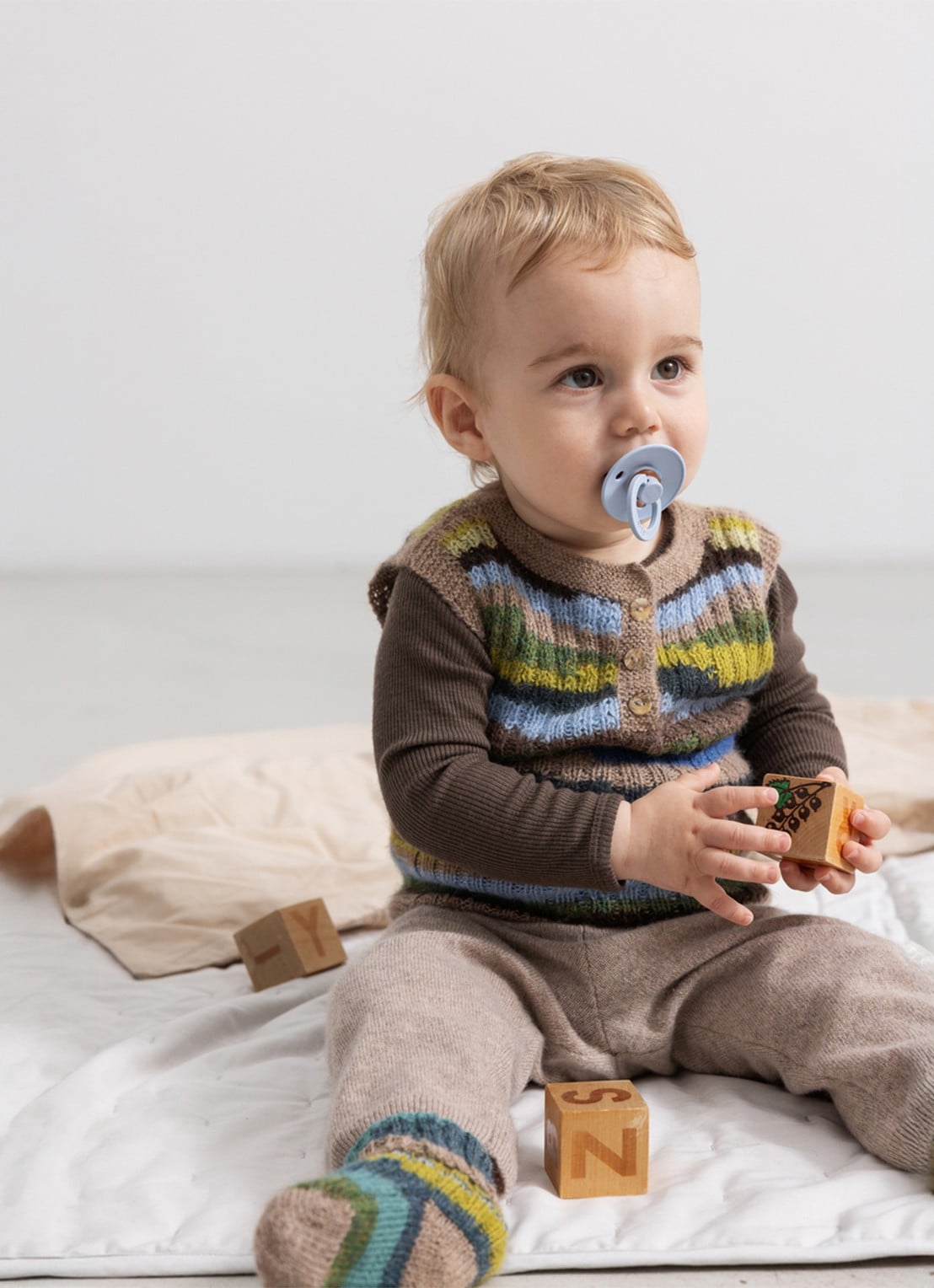 MarMar COPENHAGEN Powy babybroek van kasjmier - voorkant 2 beige