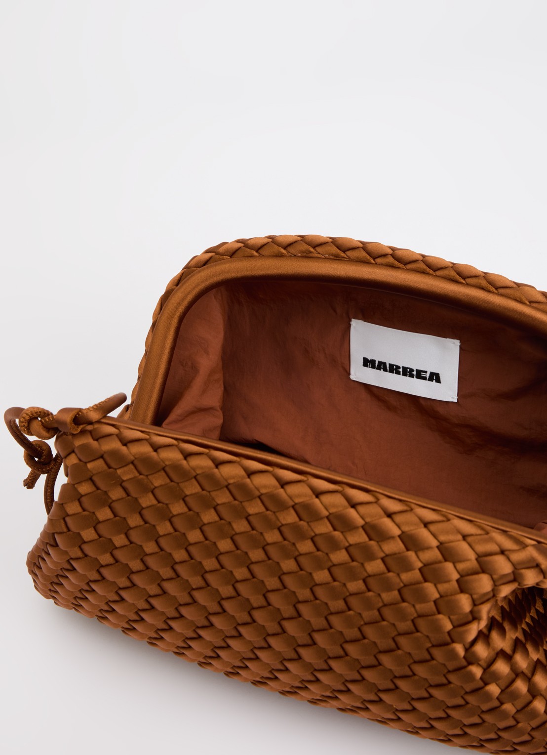 Marrea Clutch met gevlochten details en verstelbare schouderriem - detail roestbruin