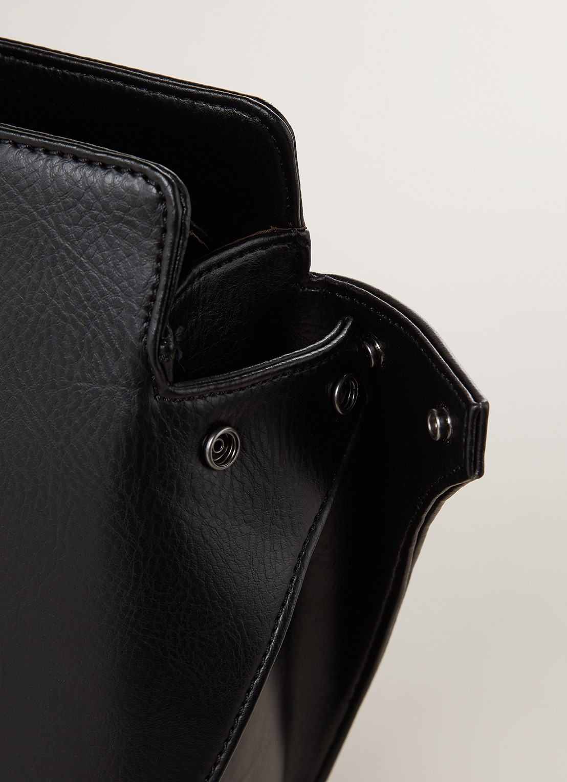 Matt & Nat Dwell Gloria handtas met afneembare schouderriem - detail 3 zwart