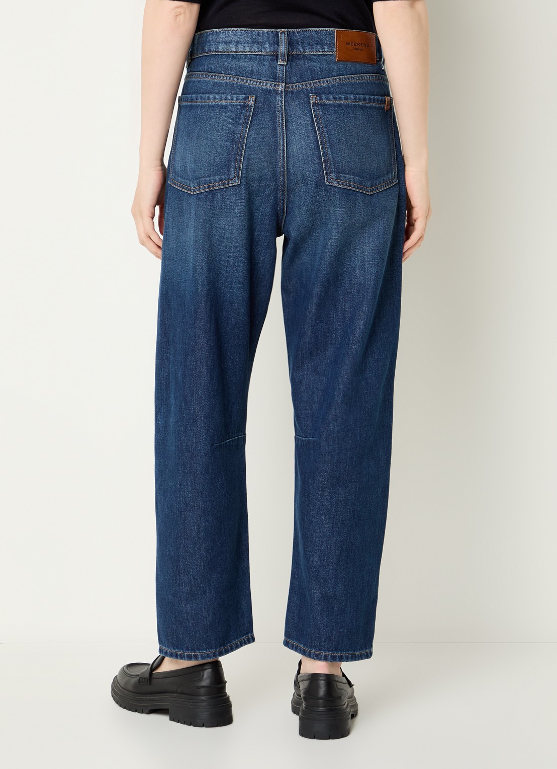 Max Mara Caduca mid waist tapered jeans met donkere wassing - achterkant indigo
