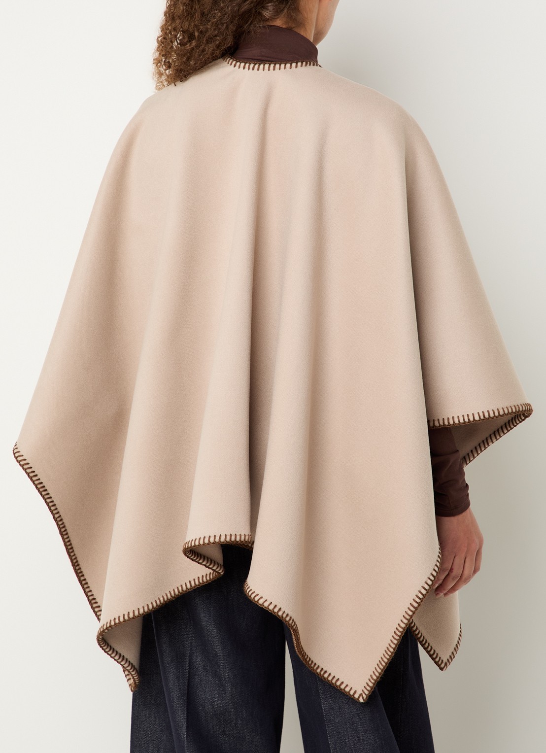 Max Mara Colomba cape van wol met ceintuur - achterkant 3 zand