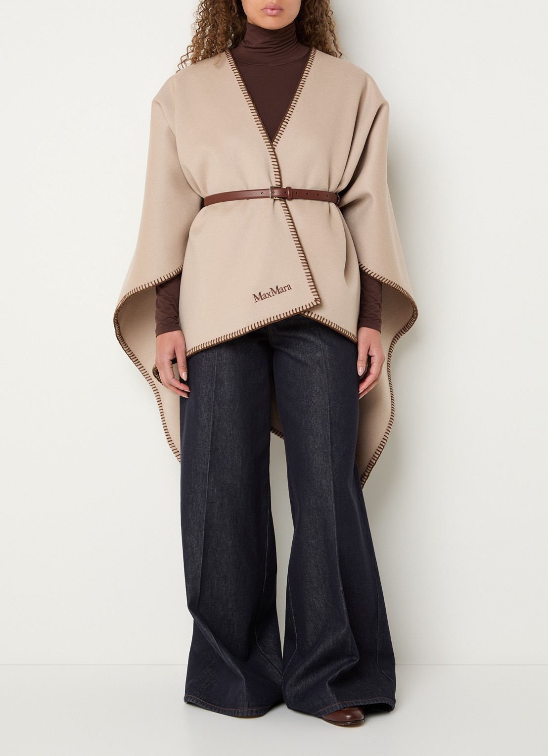Max Mara Colomba cape van wol met ceintuur - voorkant 2 zand