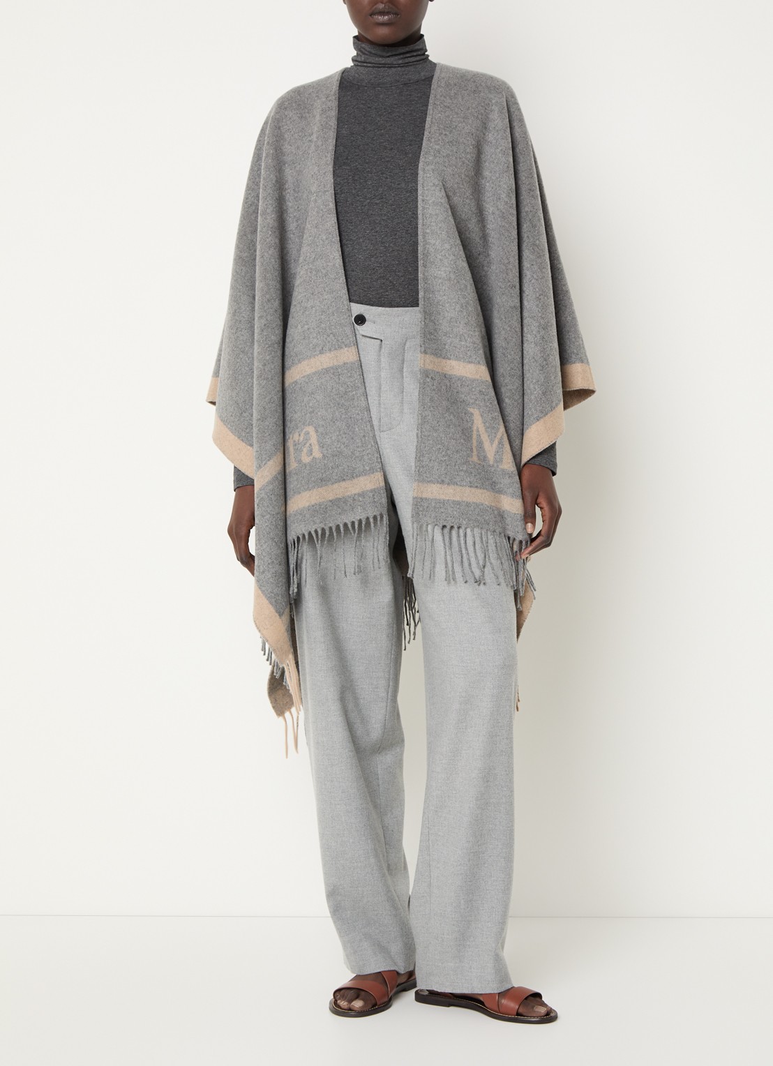 Max Mara Hilde poncho van wol met logoprint en franjes - detail grijsmele