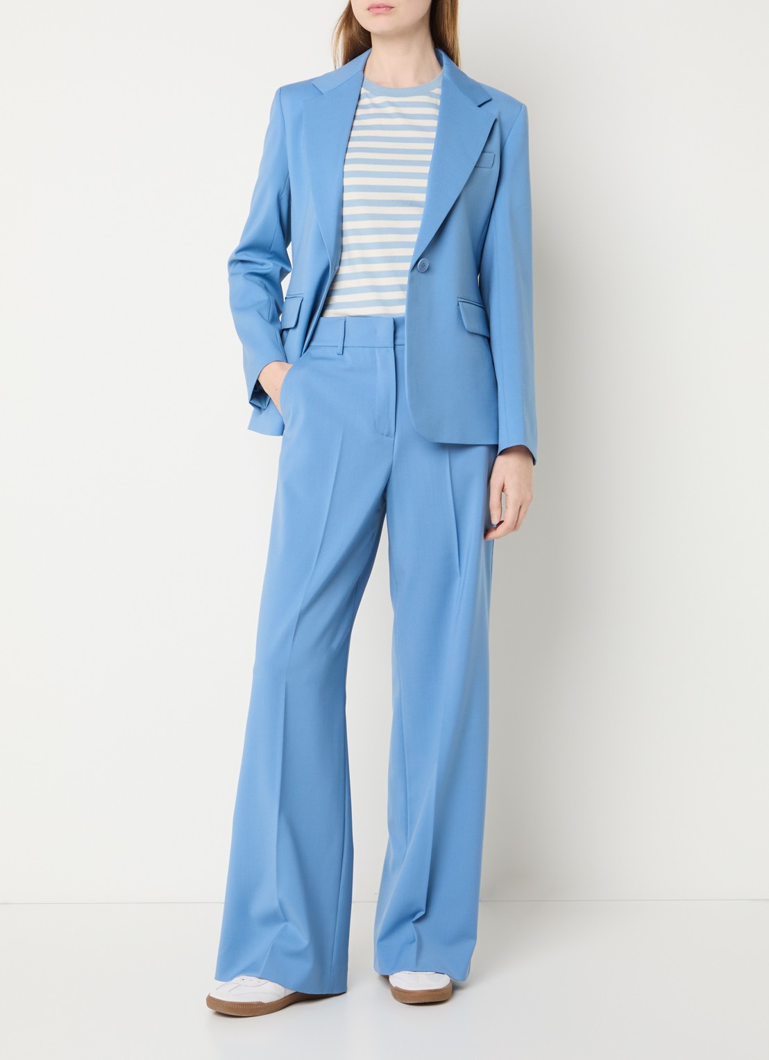 Max Mara Lamine blazer van scheerwol met schoudervulling en klepzakken - voorkant 2 lichtblauw