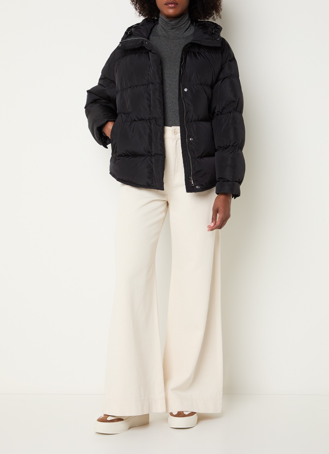 Max Mara Lusso puffer jack met capuchon en steekzakken - voorkant 2 zwart
