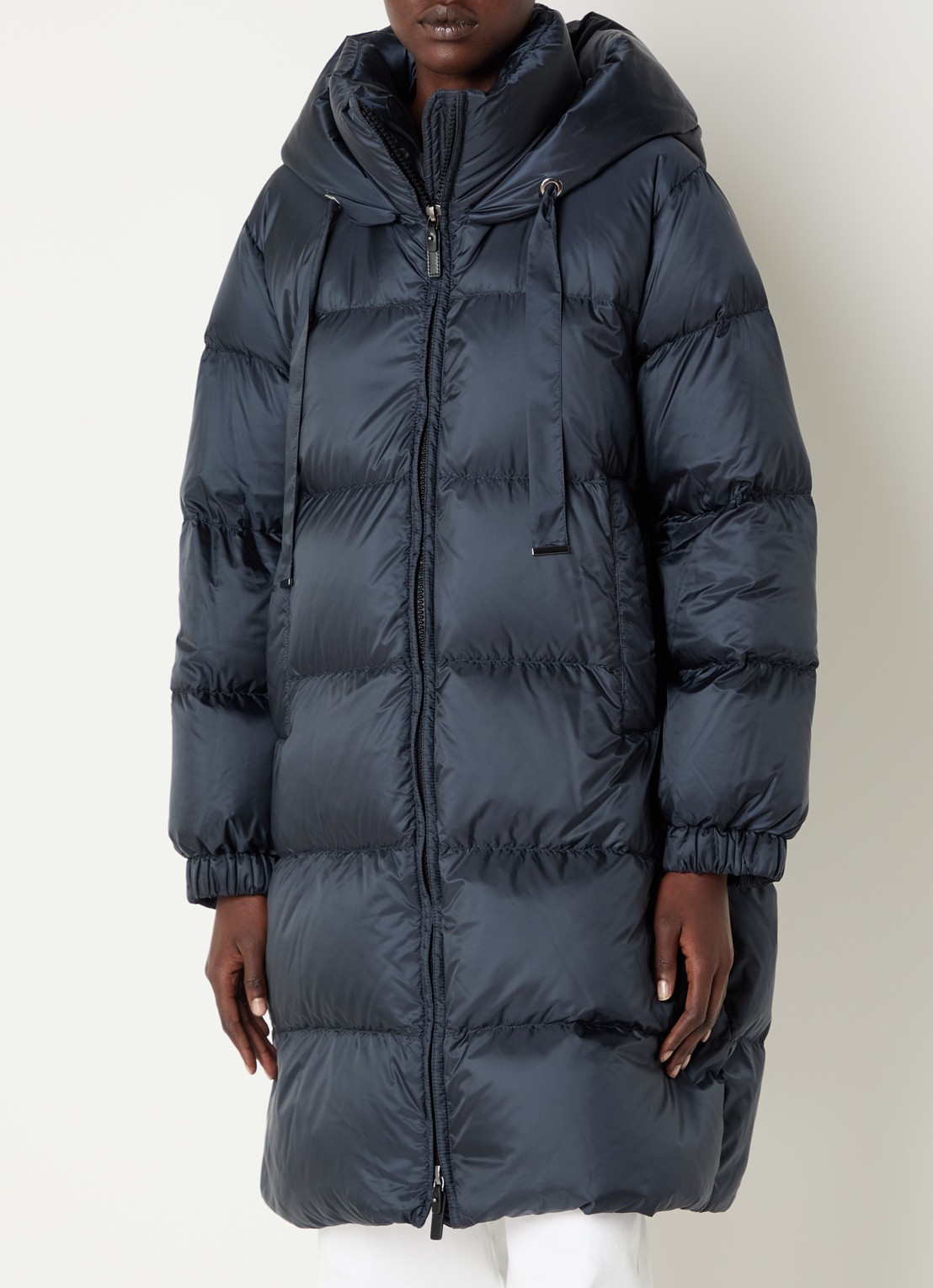 Max Mara Marte longline pufferjas met donsvulling en afneembare capuchon - detail donkerblauw