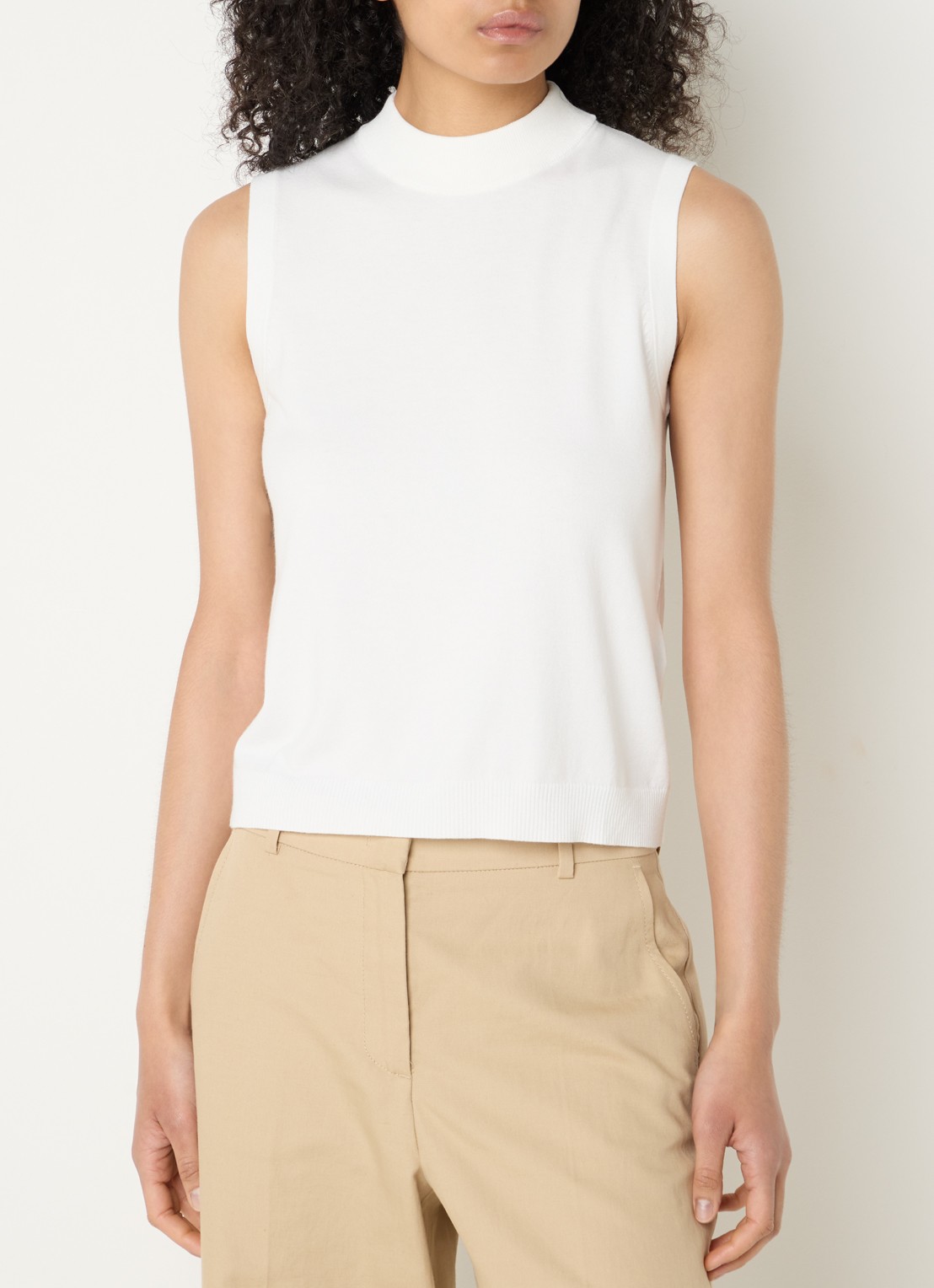 Max Mara Nazione fijngebreide top met opstaande kraag - detail gebroken wit