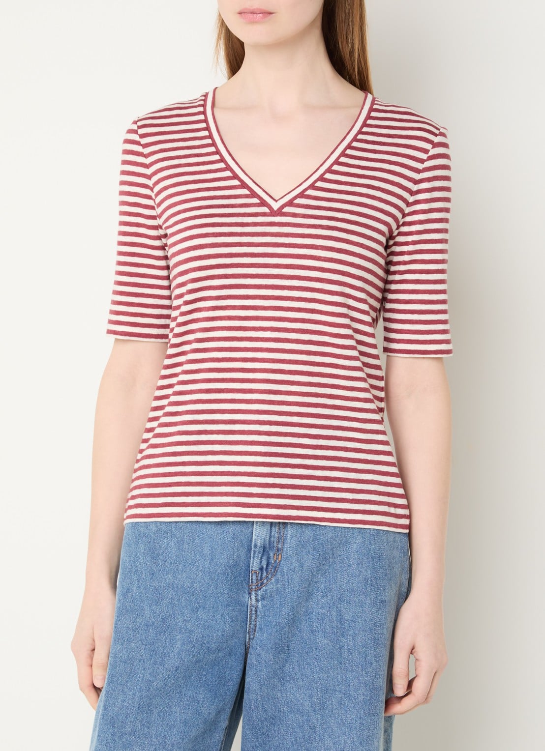 Max Mara Opzione T-shirt van linnen met V-hals - detail 2 kersenrood