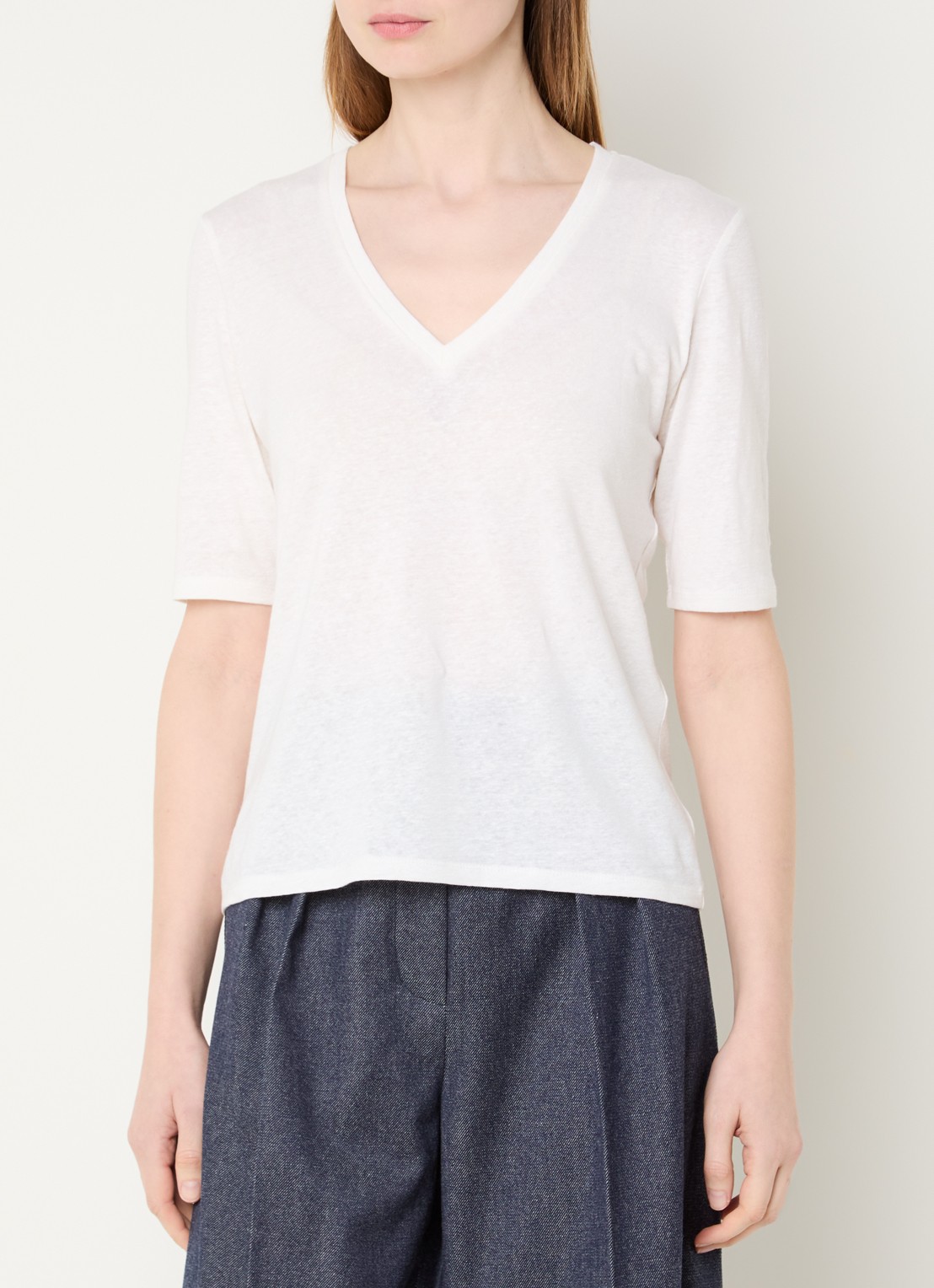 Max Mara Opzione T-shirt van linnen met V-hals - detail 2 wit