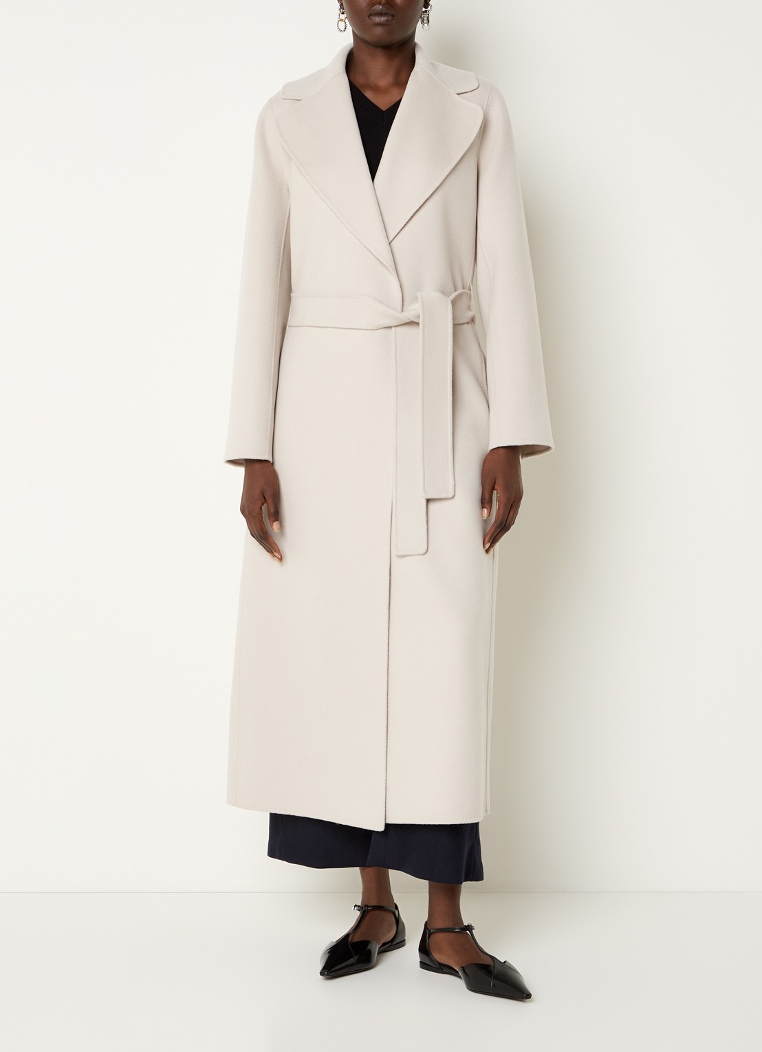 Max Mara Poldo mantel van scheerwol met steekzakken en strikceintuur - detail creme
