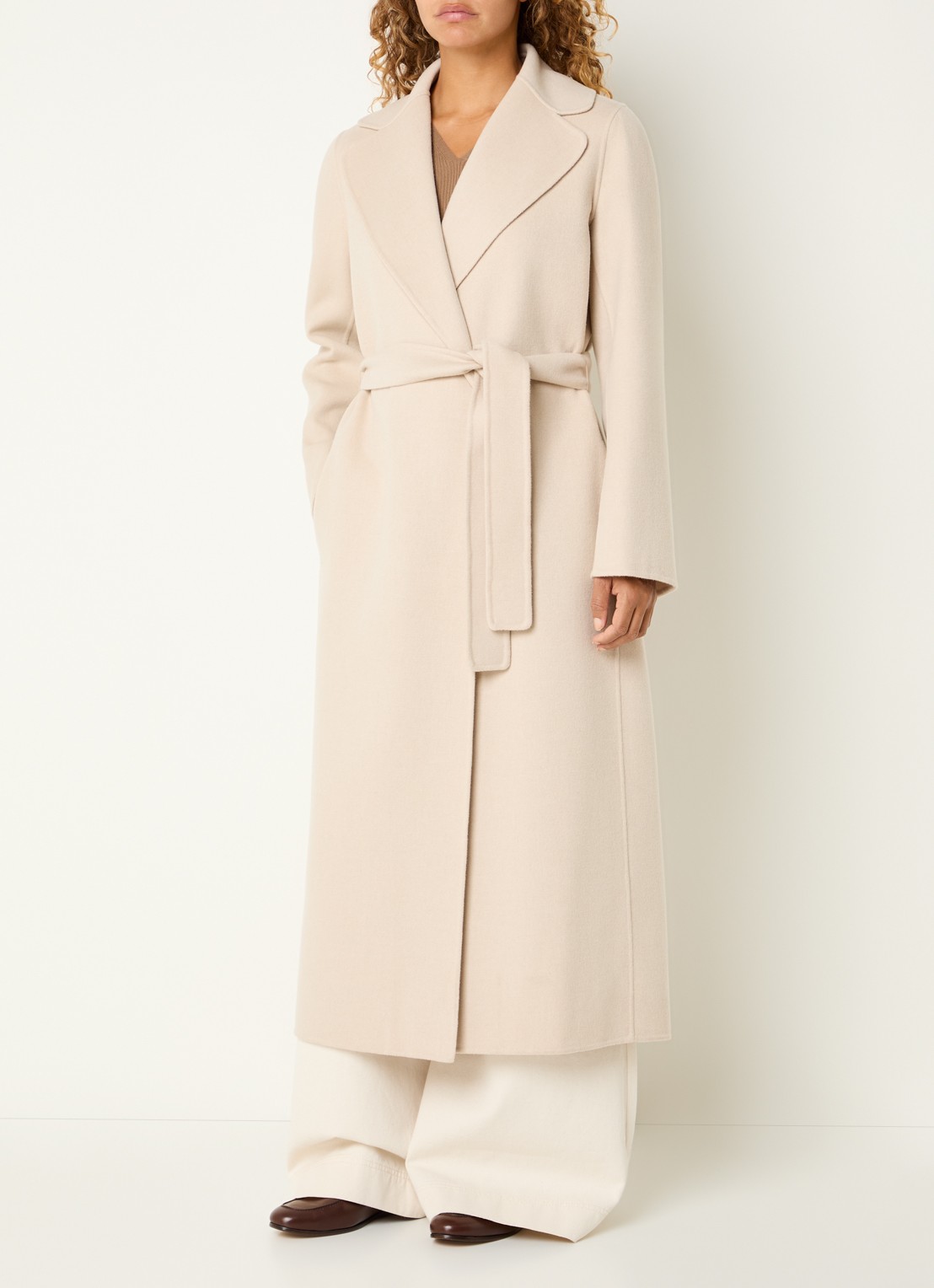 Max Mara Poldo mantel van scheerwol met steekzakken en strikceintuur - detail creme