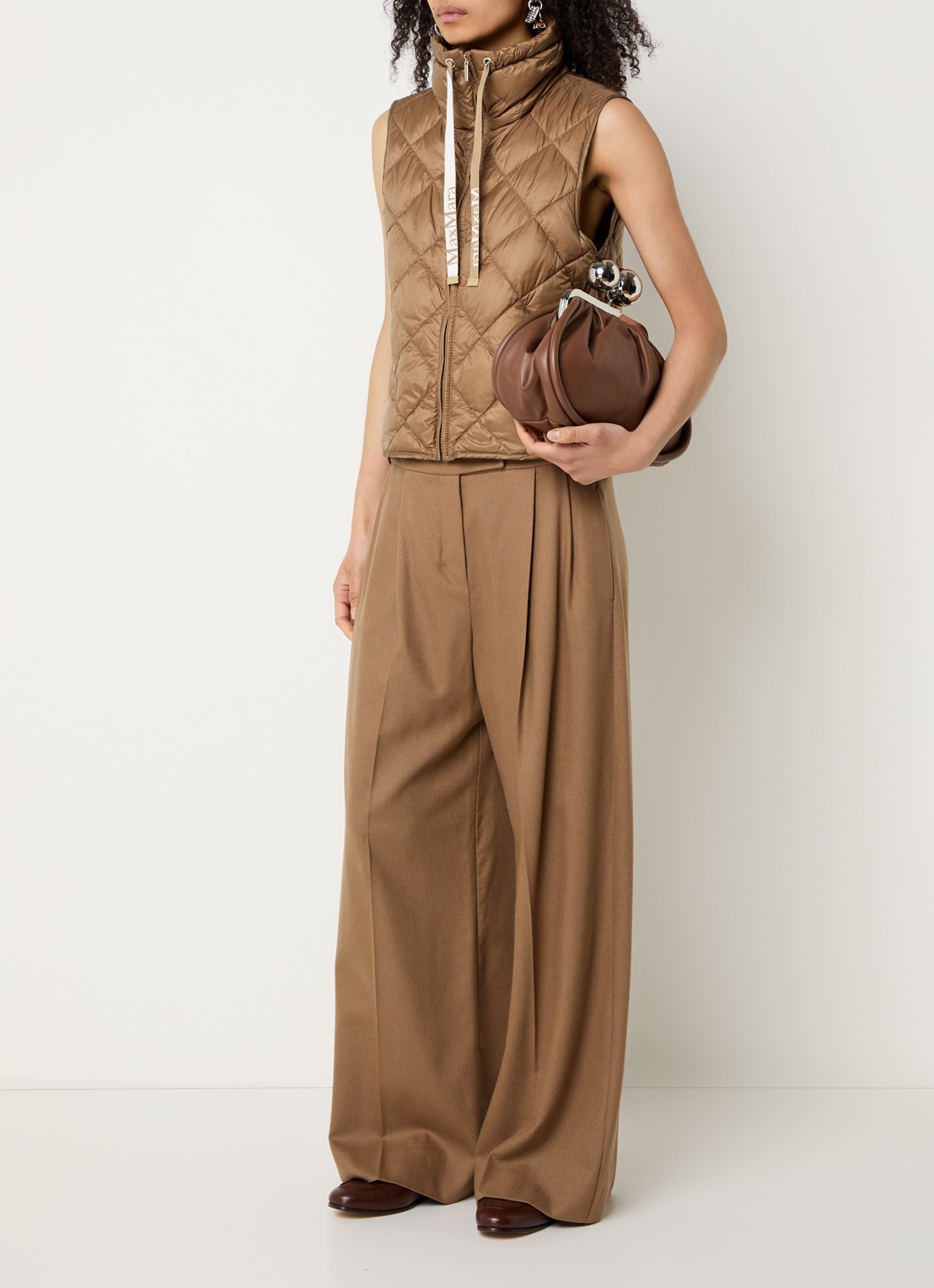 Max Mara Tregic gewatteerde bodywarmer met quilt patroon - voorkant 3 lichtbruin
