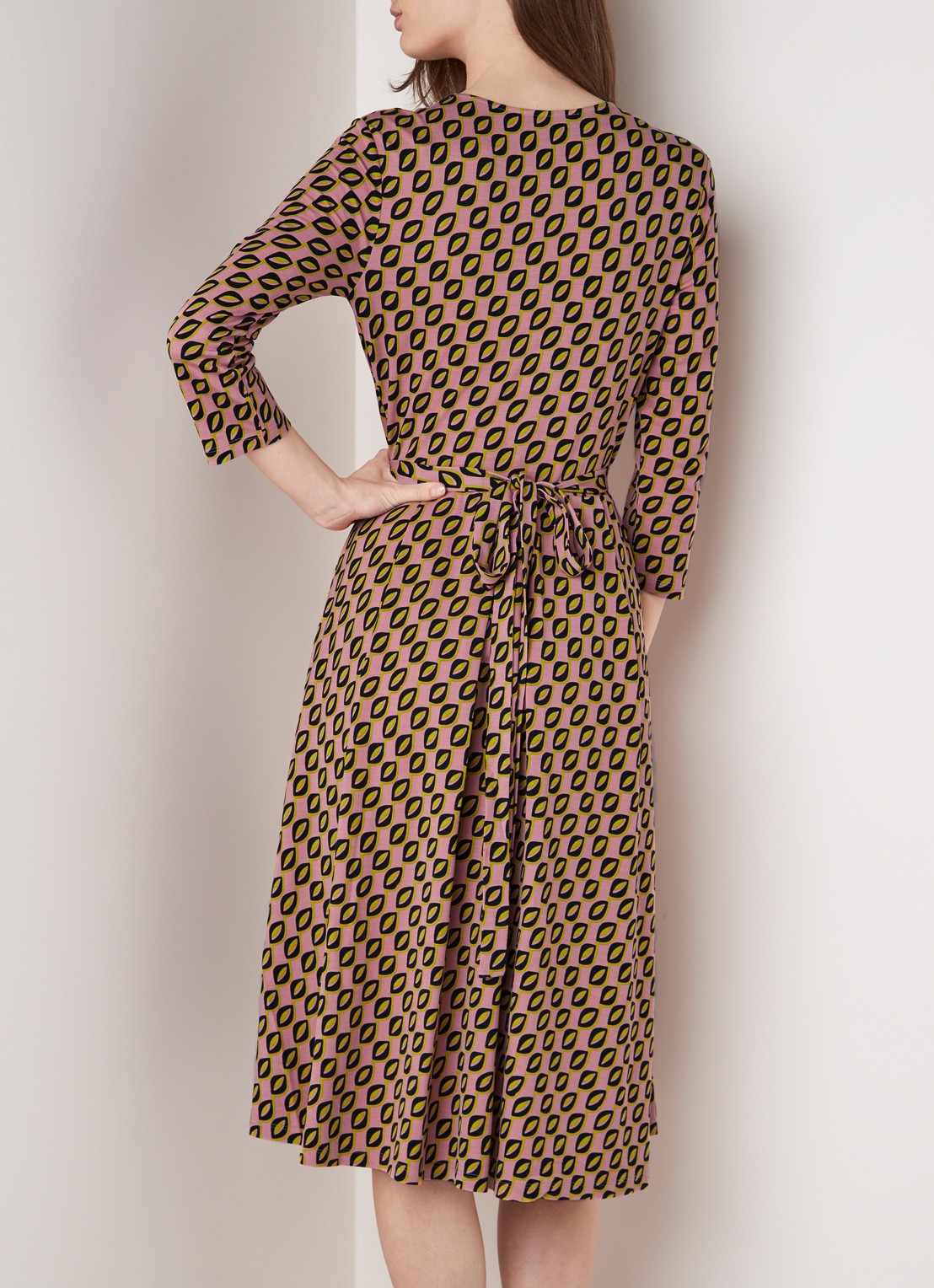 MaxMara Midi jurk van jersey met overslag en grafisch dessin - achterkant 2 roze