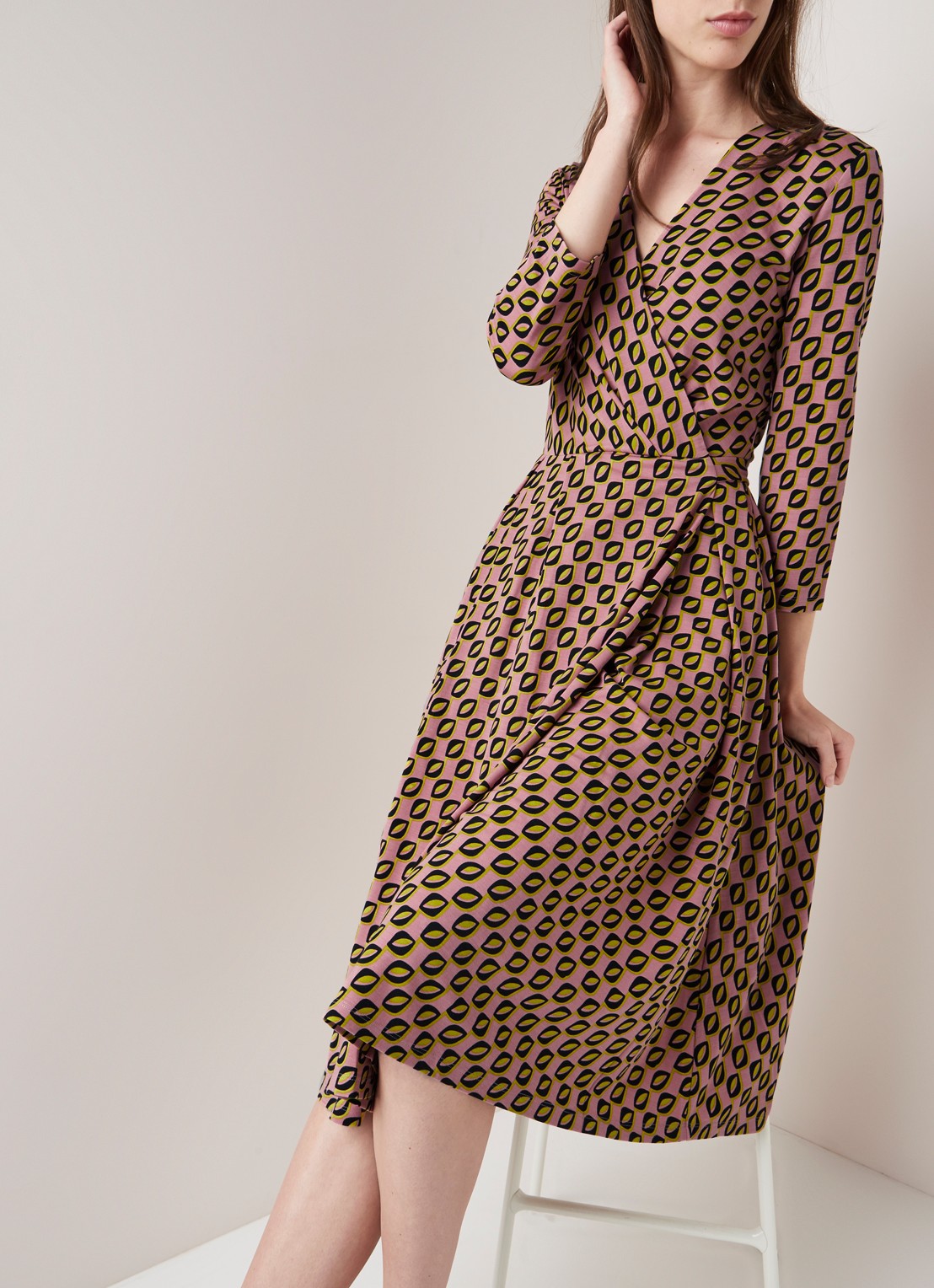 MaxMara Midi jurk van jersey met overslag en grafisch dessin - detail roze