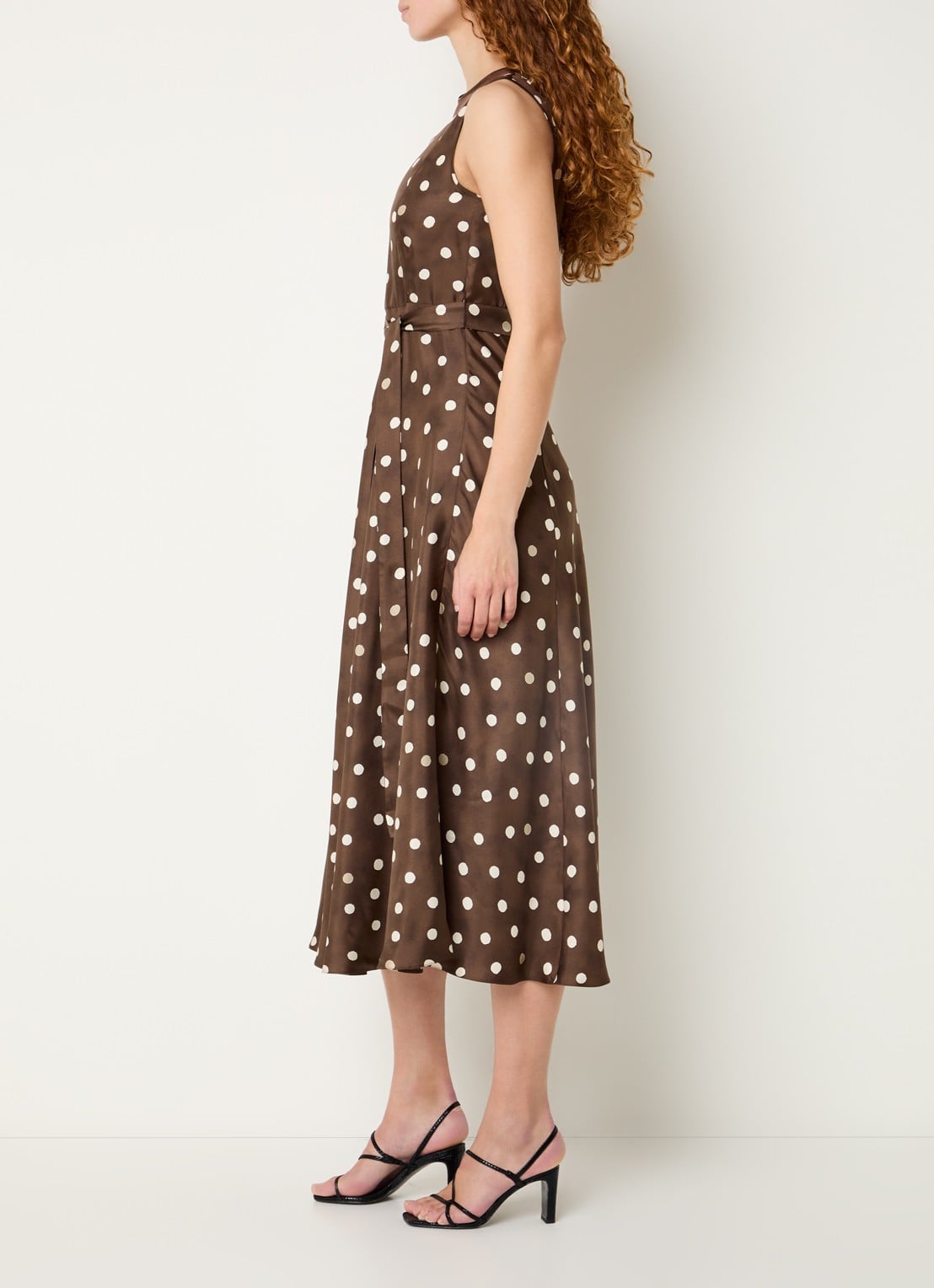 MaxMara Midi jurk van zijde met strikceintuur en stippenprint - voorkant 2 bruin