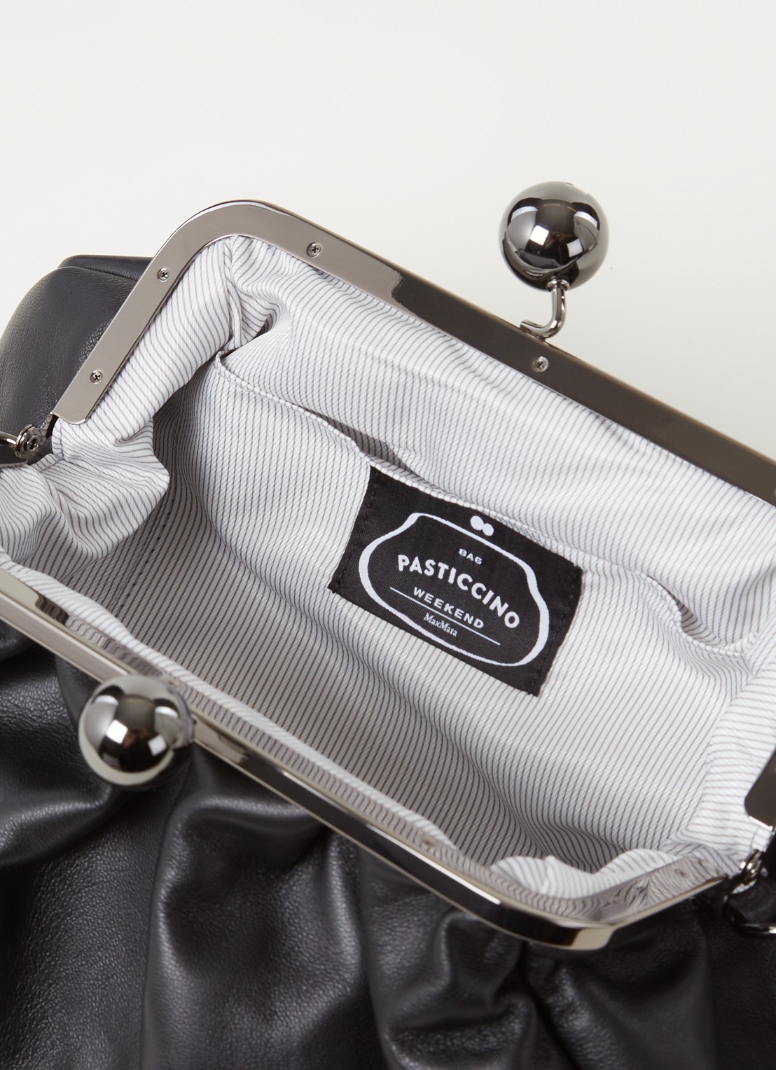 MaxMara Pasticcino clutch van leer met afneembare schouderriem  - detail zwart