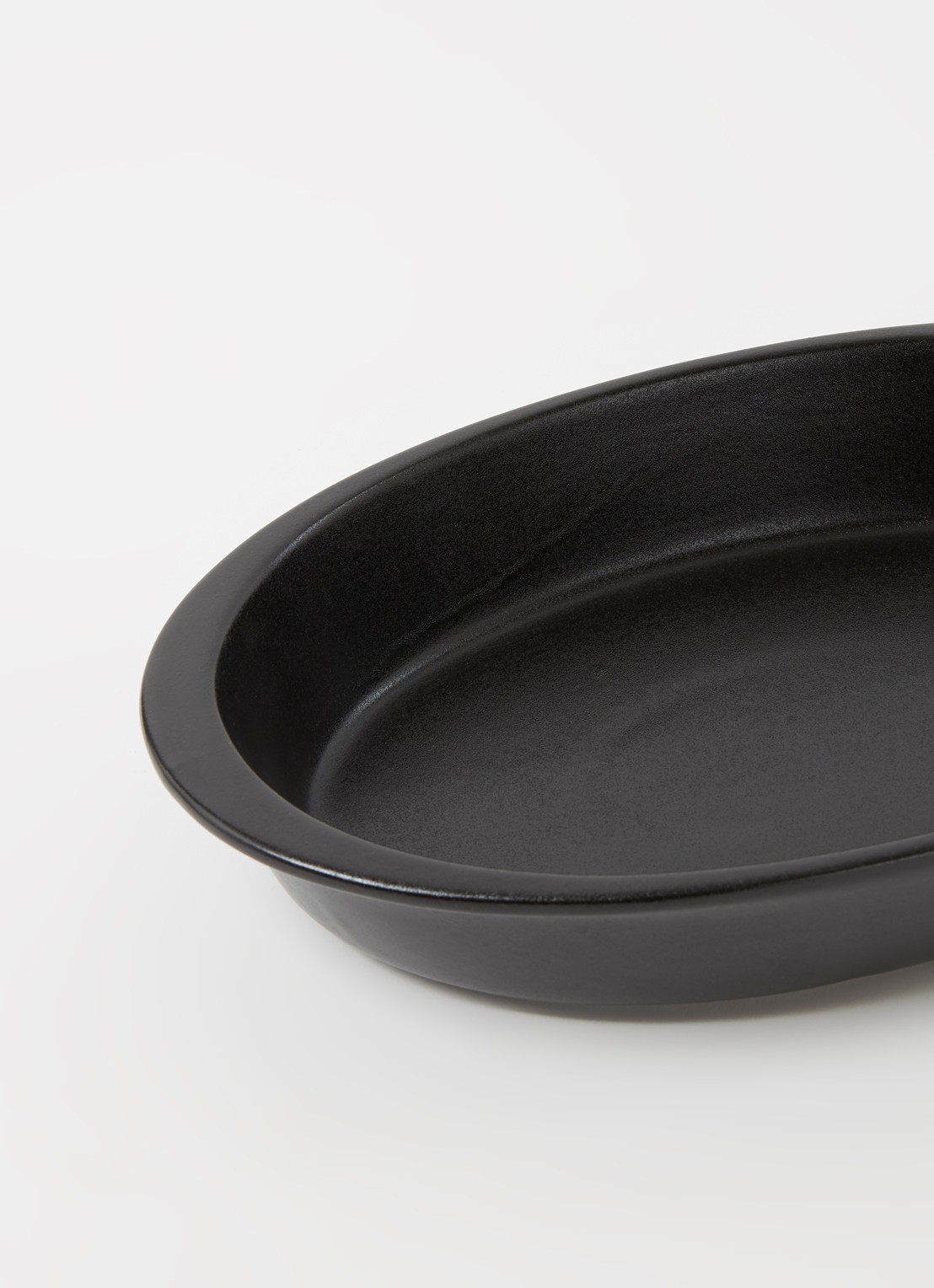 Maxwell & Williams Caviar Black ovenschaal 35 cm  - detail zwart